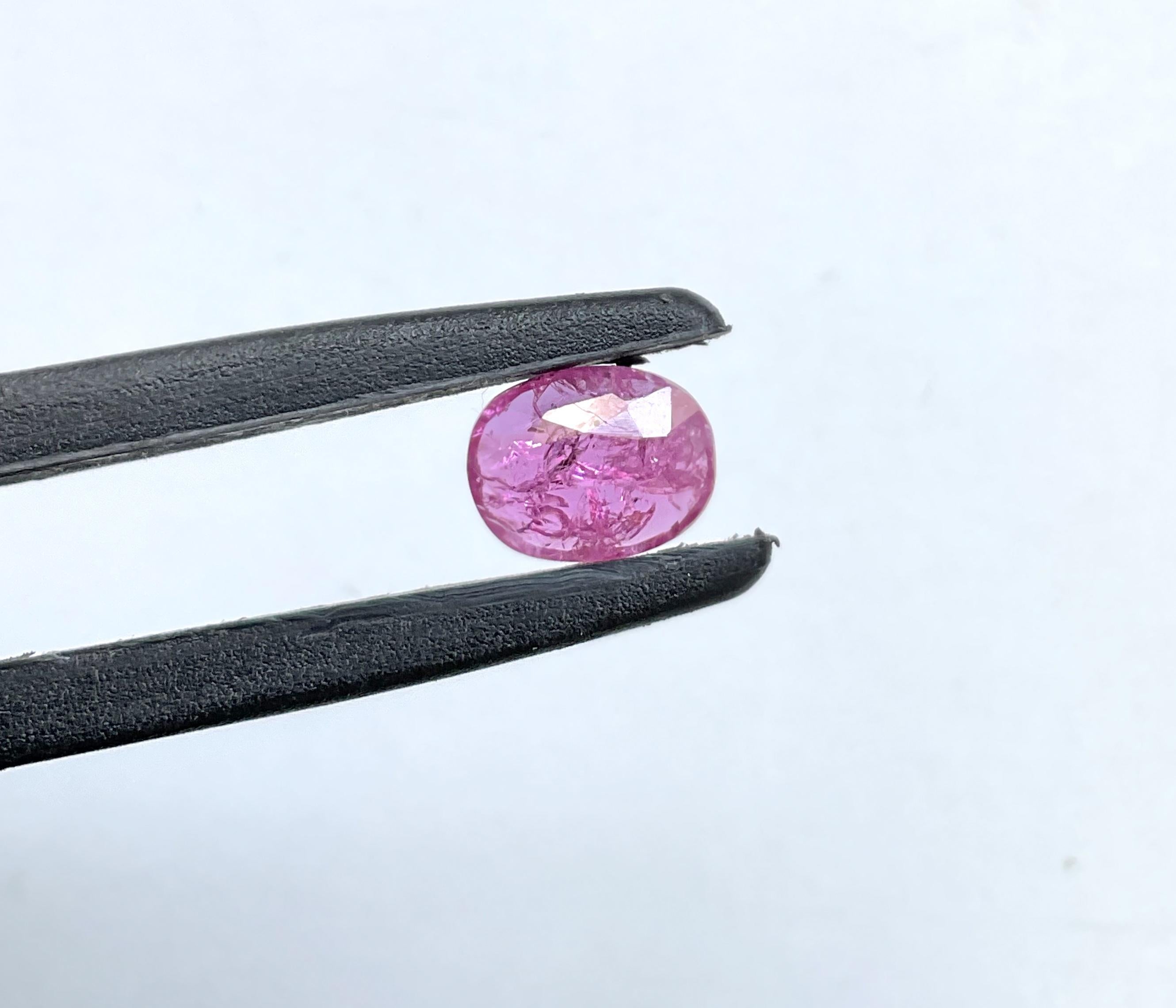 Rubí de Mozambique certificado de 1.61 quilates Piedra tallada facetada ovalada Sin calor Gema natural en venta 1