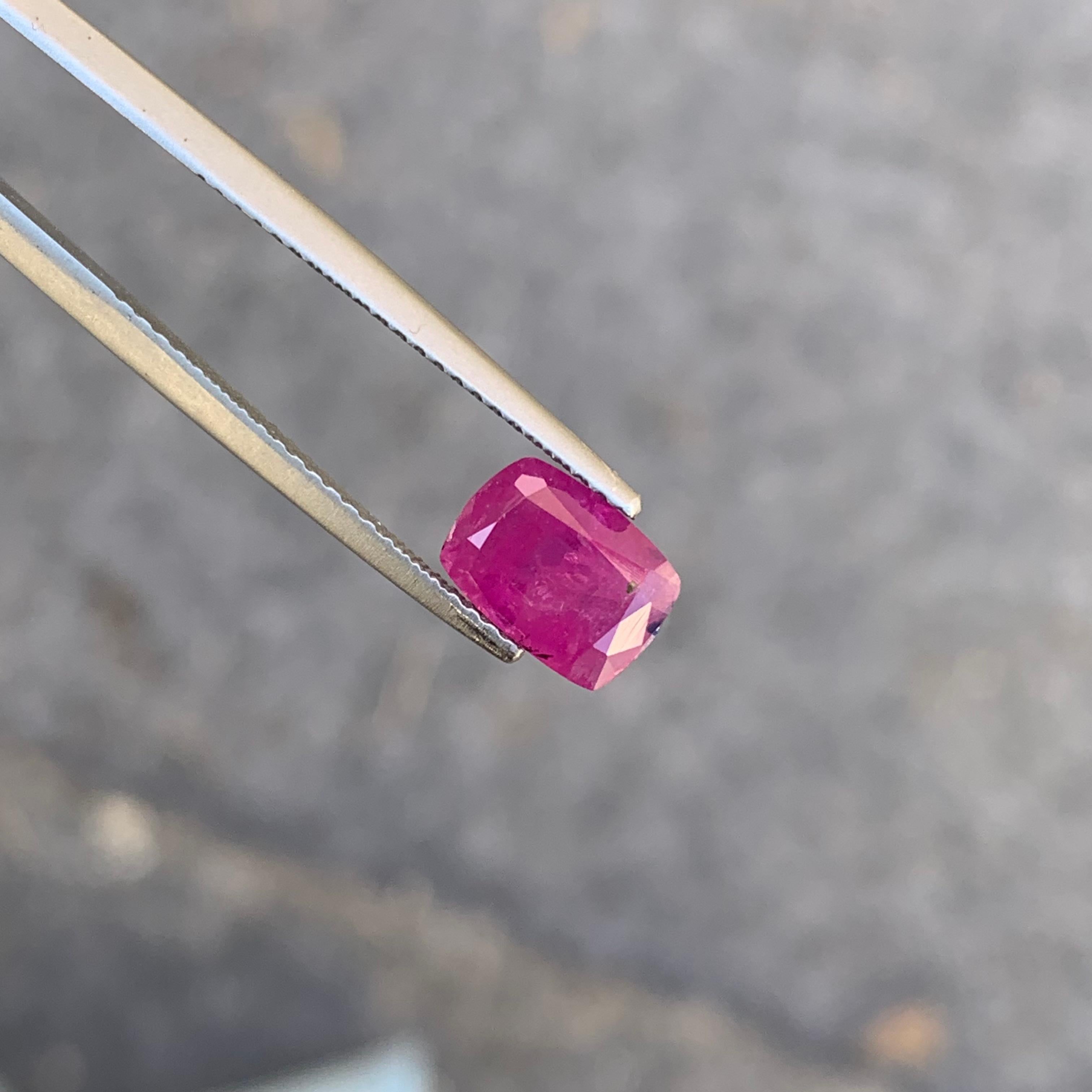 Anello di rubino naturale sciolto certificato da 1,65 carati, proveniente da una miniera afgana. in vendita 10