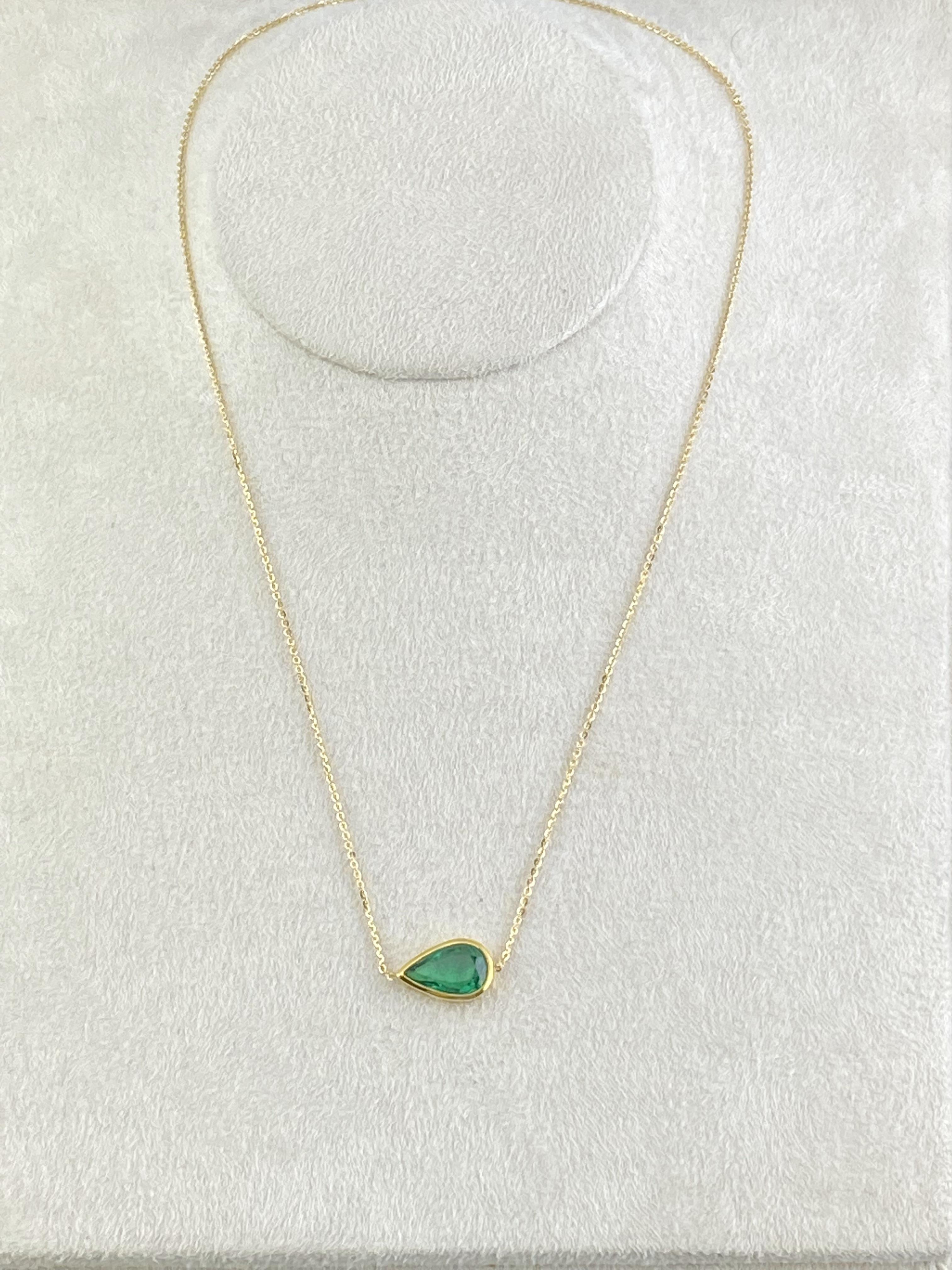 A classic 1.65 carat pear shape Zambian Emerald pendant, attached to a 16 inch 18K Yellow Gold chain. The natural Emerald is of very high quality, absolutely transparent, with a great amount of luster and a beautiful vivid green color.
Please feel