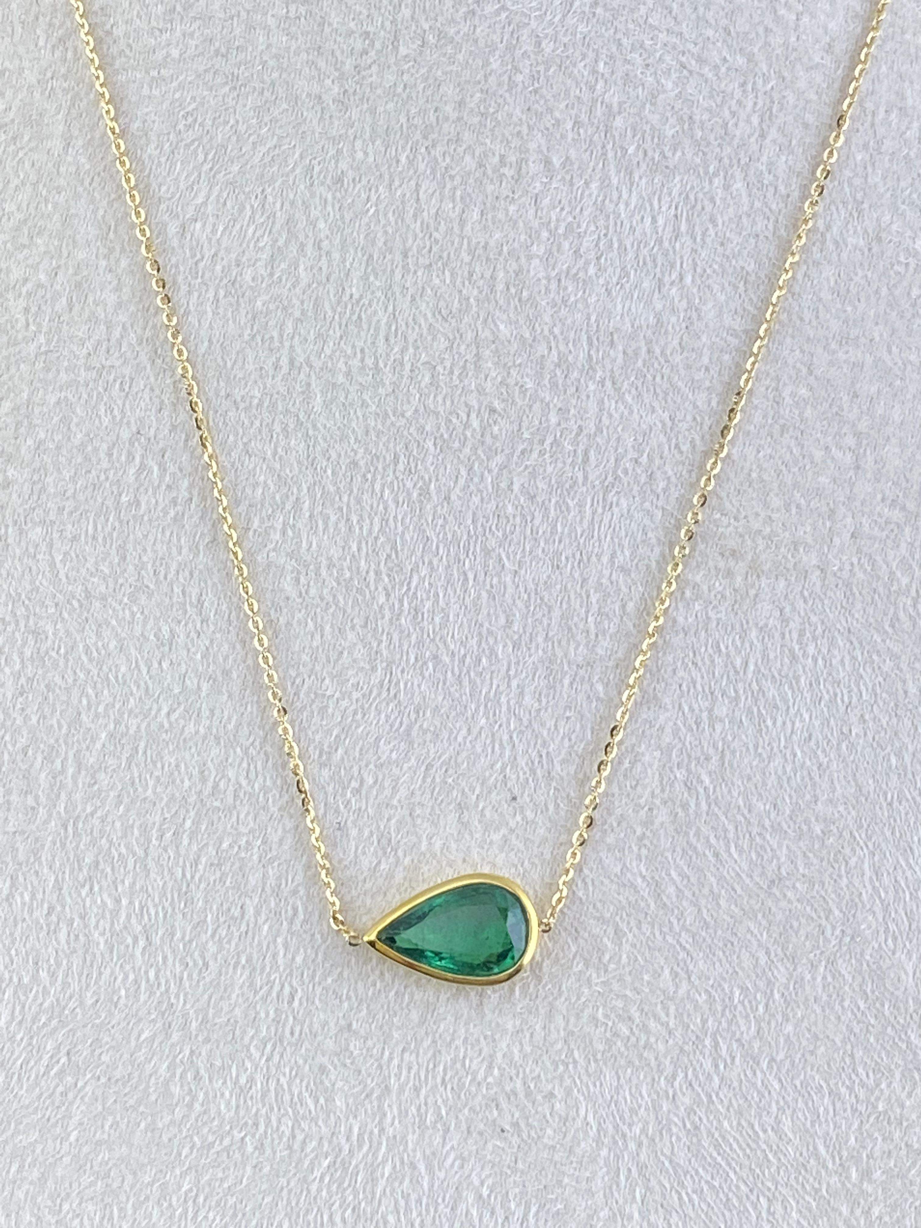 Modern Certified 1.65 Carat Pear Shape Emerald Pendant Chain Necklace For Sale