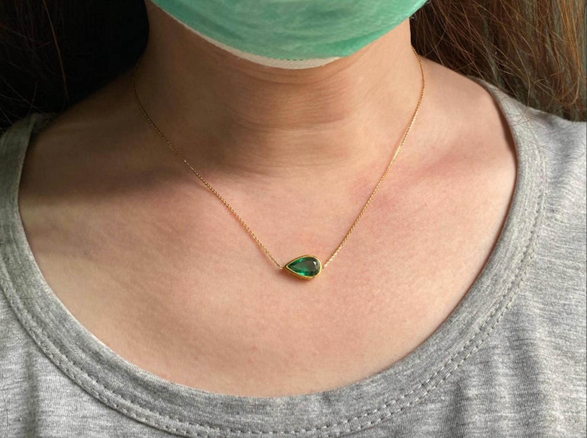 Pear Cut Certified 1.65 Carat Pear Shape Emerald Pendant Chain Necklace For Sale