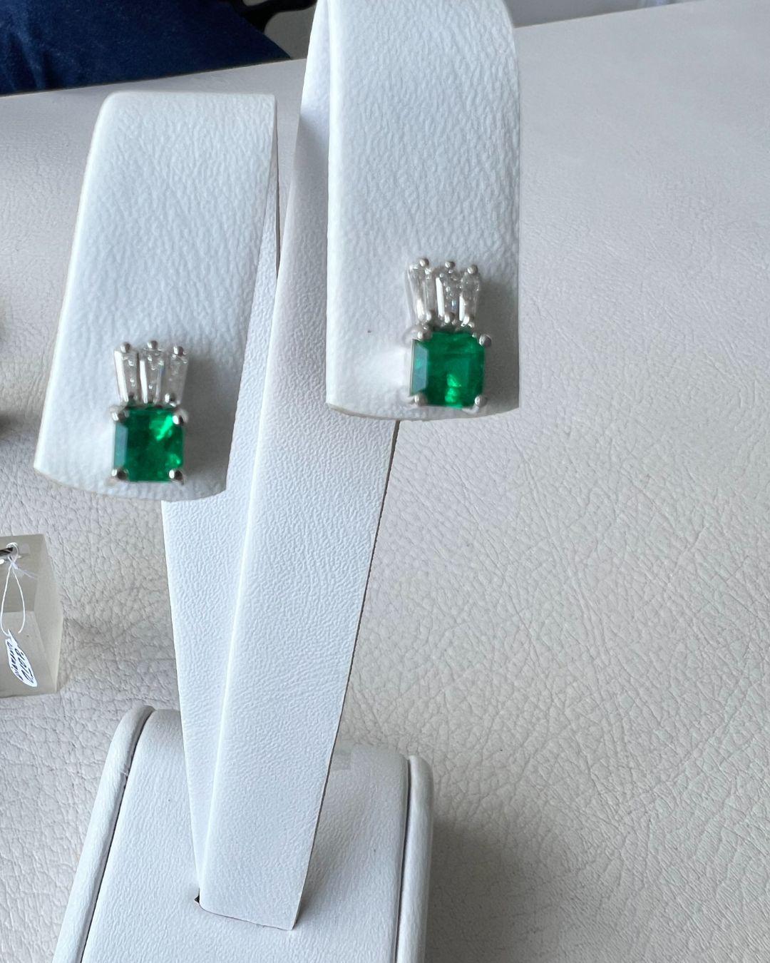 Contemporary Certified 1.65 ct Square-cut Emerald Stud Earrings For Sale