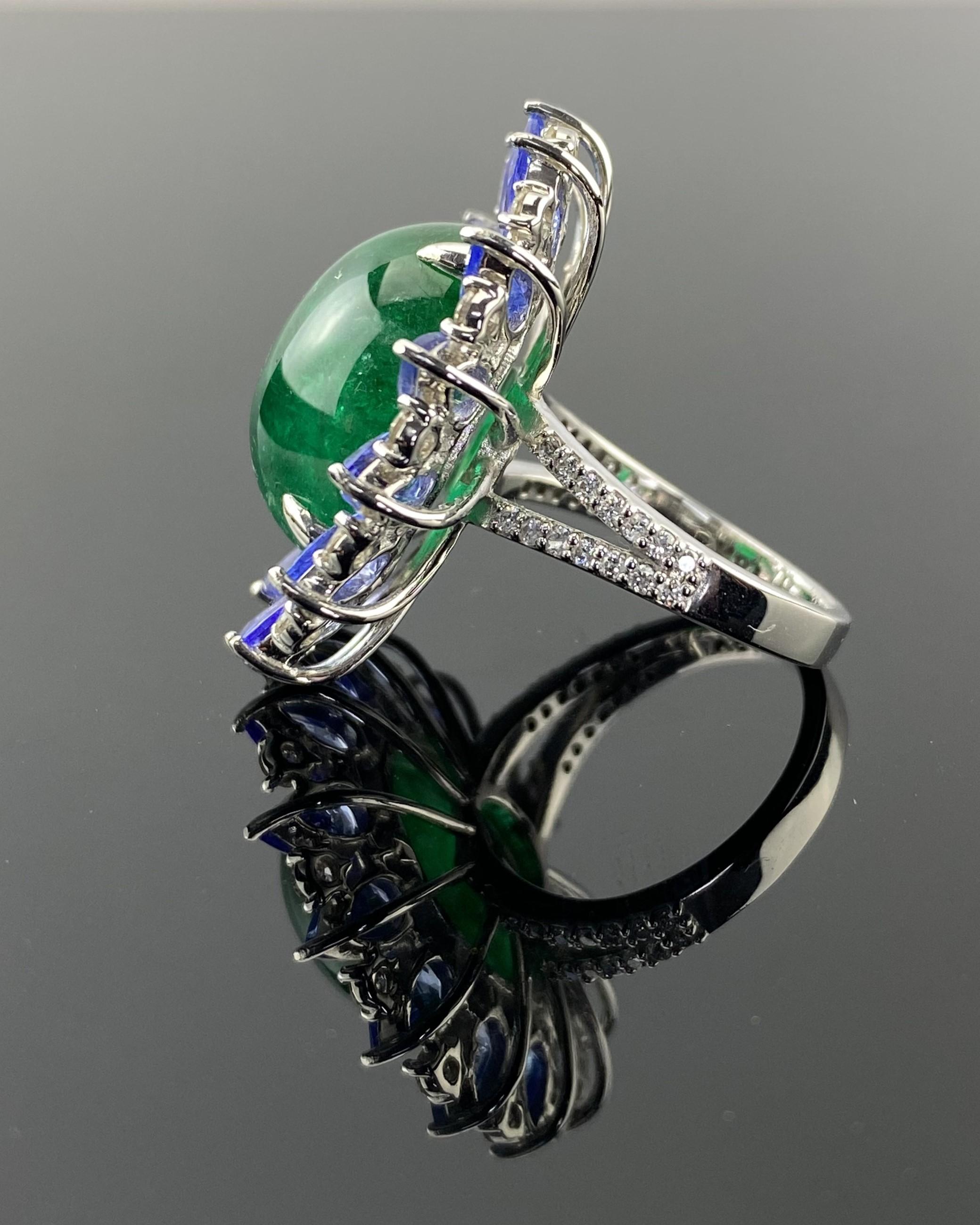 Certified 16.62 Carat Emerald Cabochon and Tanzanite and Diamond Cocktail Ring In New Condition For Sale In Bangkok, Thailand