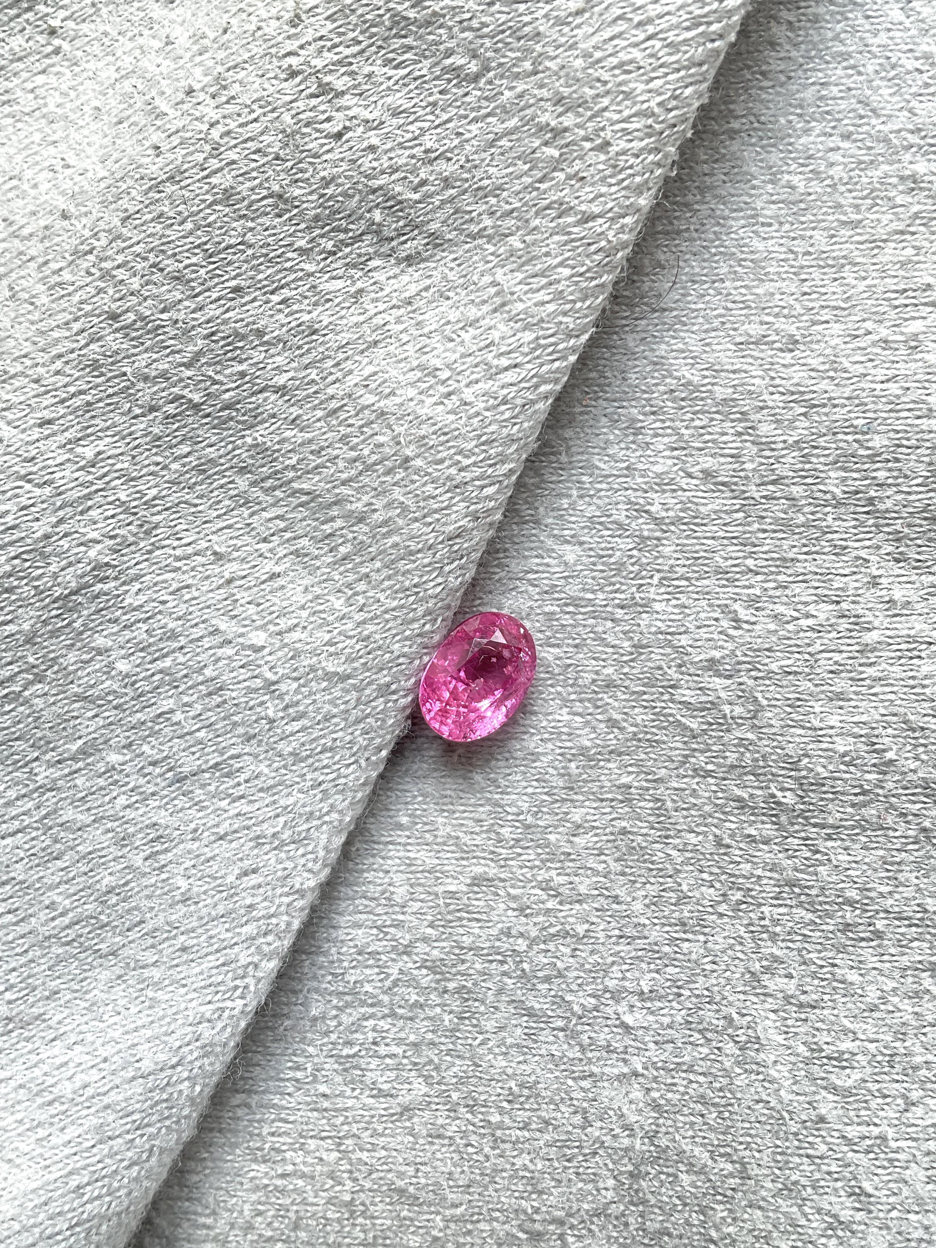 Certified 1.69 Carats Mozambique Ruby Oval Faceted Cutstone No Heat Natural Gem In New Condition For Sale In Jaipur, RJ