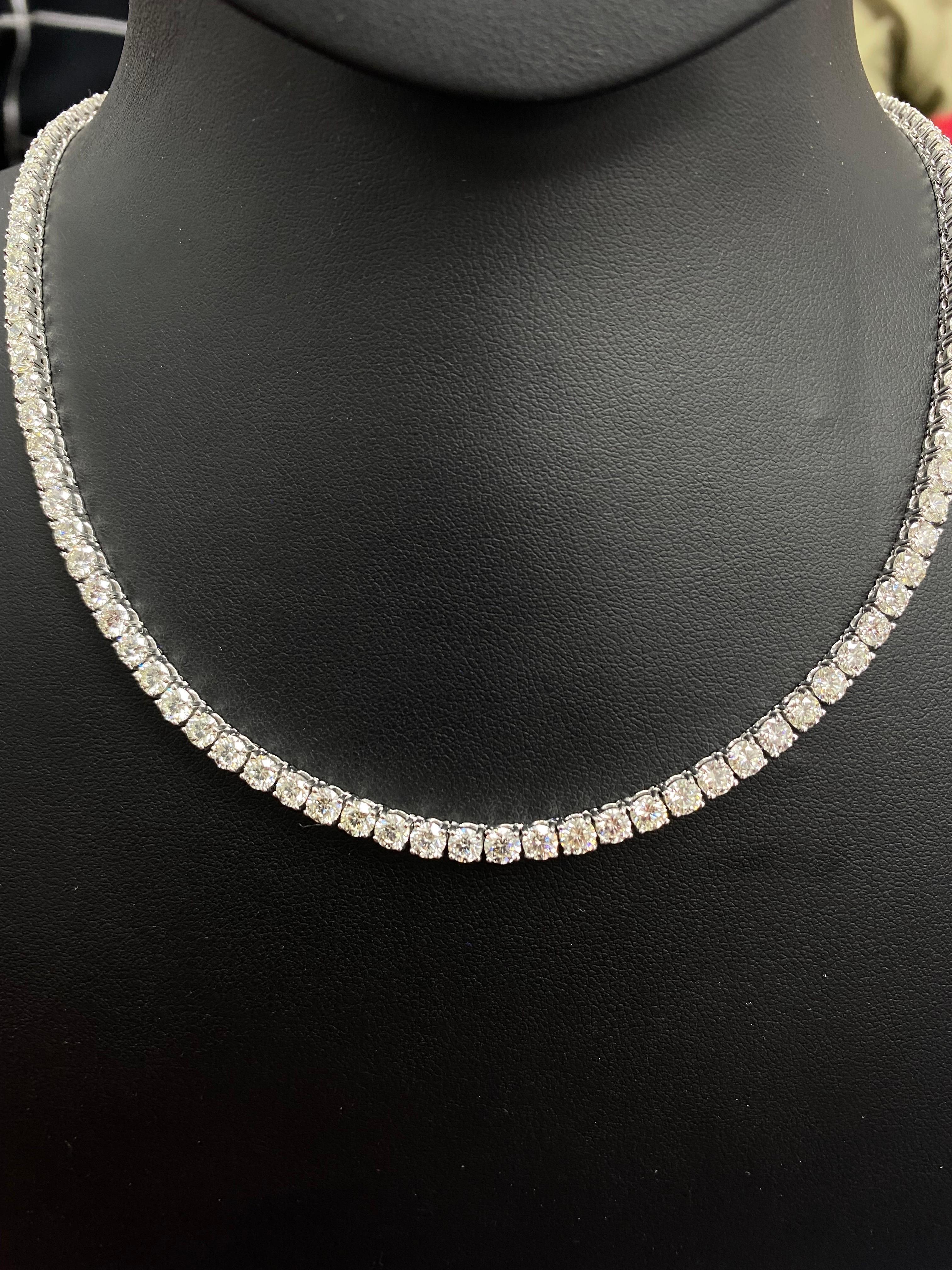Ce collier tennis en diamants présente des diamants ronds magnifiquement taillés et sertis dans de l'or blanc massif 18 carats. Possibilité de personnalisation - pour les colliers et les bracelets de tennis. N'hésitez pas à nous envoyer un message