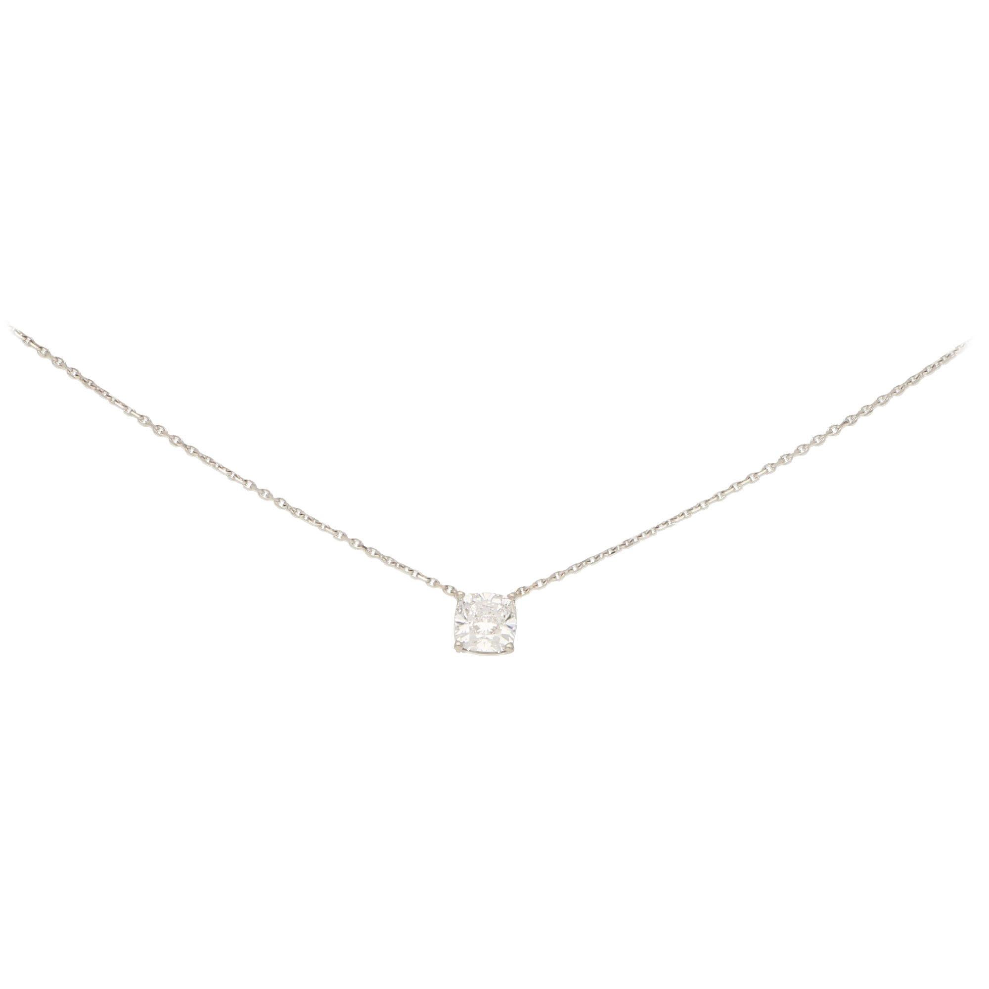 Collier à pendentif solitaire en or blanc 18 carats avec diamants taille coussin certifiés