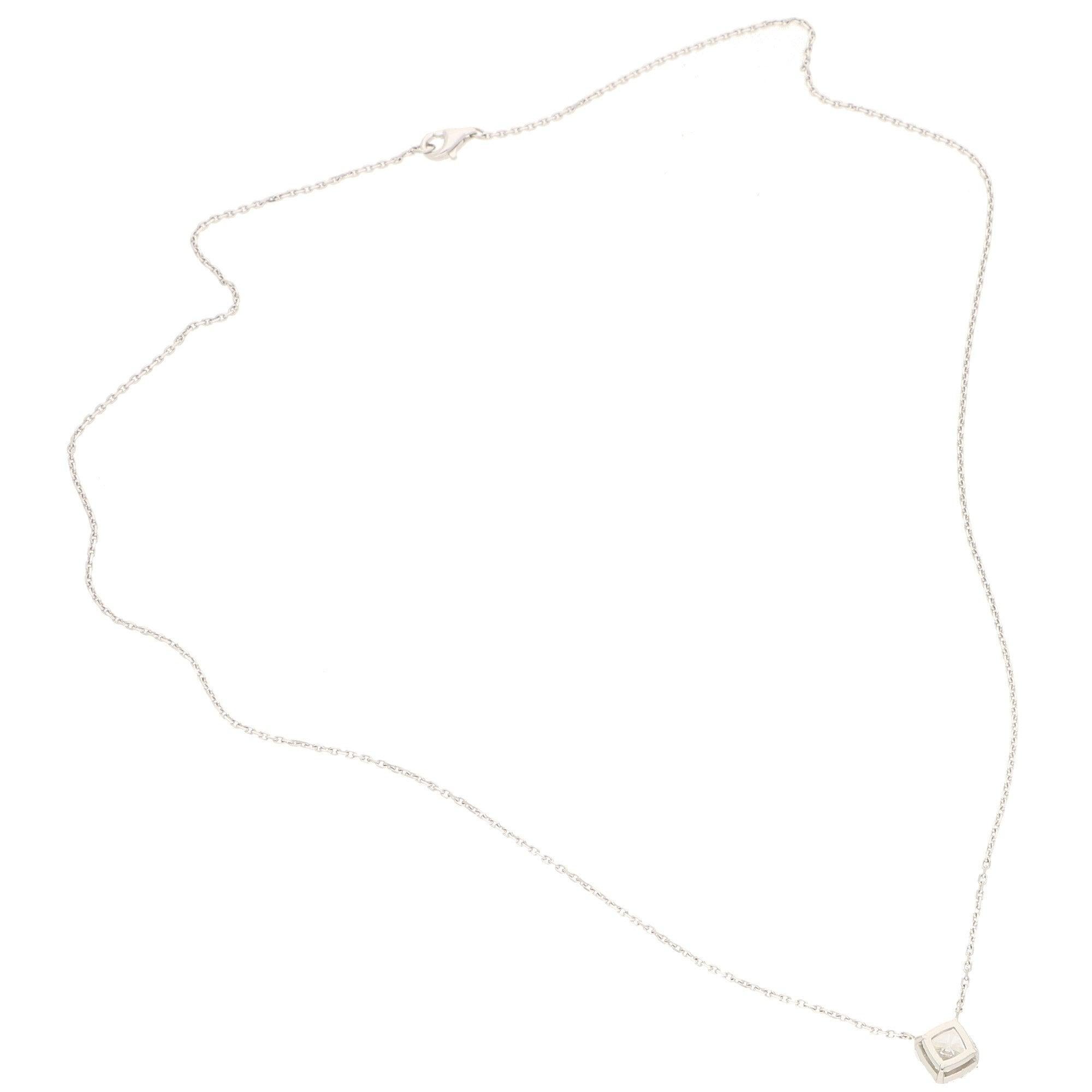 Taille coussin Collier à pendentif solitaire en or blanc 18 carats avec diamants taille coussin certifiés en vente