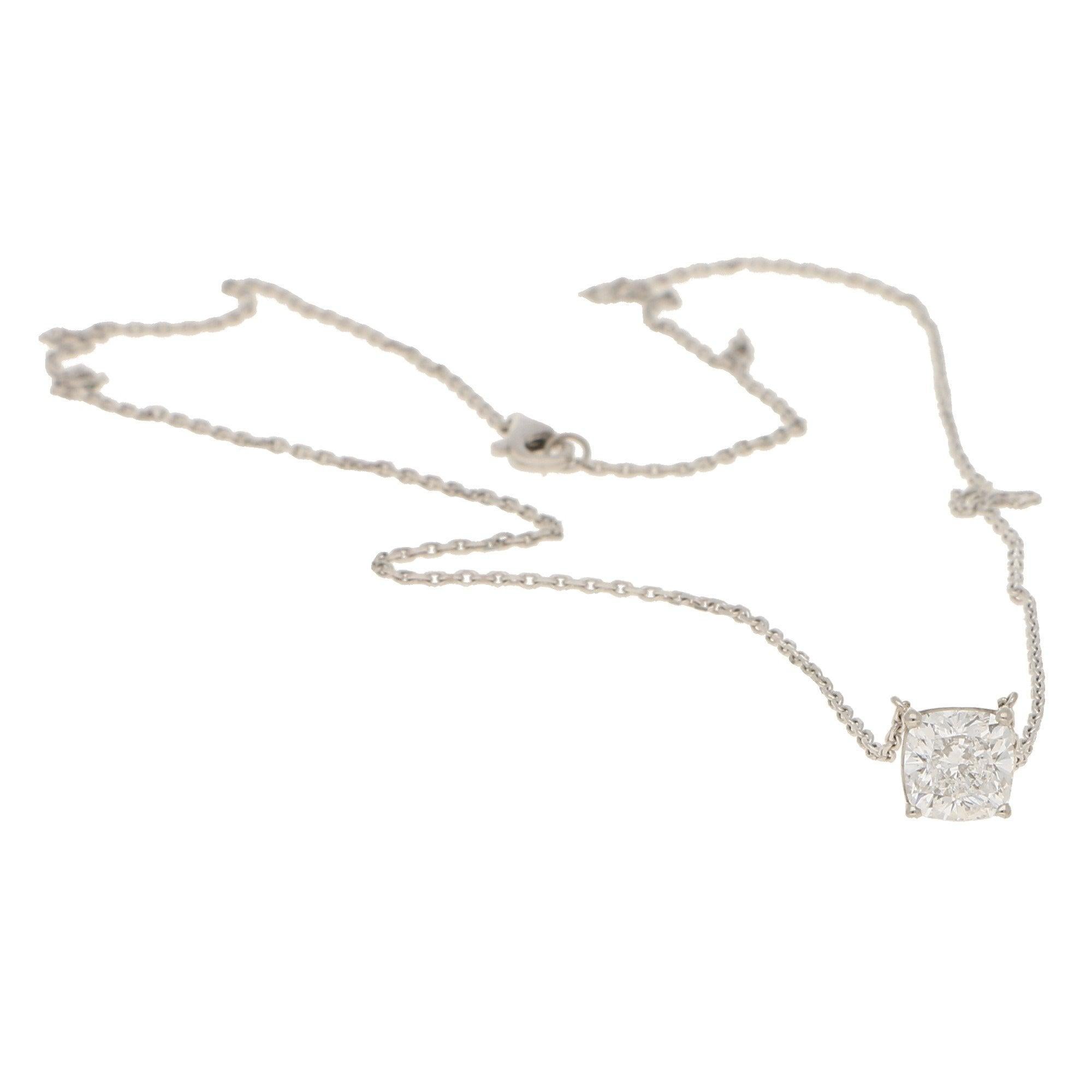 Collier à pendentif solitaire en or blanc 18 carats avec diamants taille coussin certifiés Bon état - En vente à London, GB