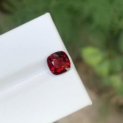 Zertifizierter 1.73 Karat natürlicher loser roter Spinell im Kissenschliff Edelstein