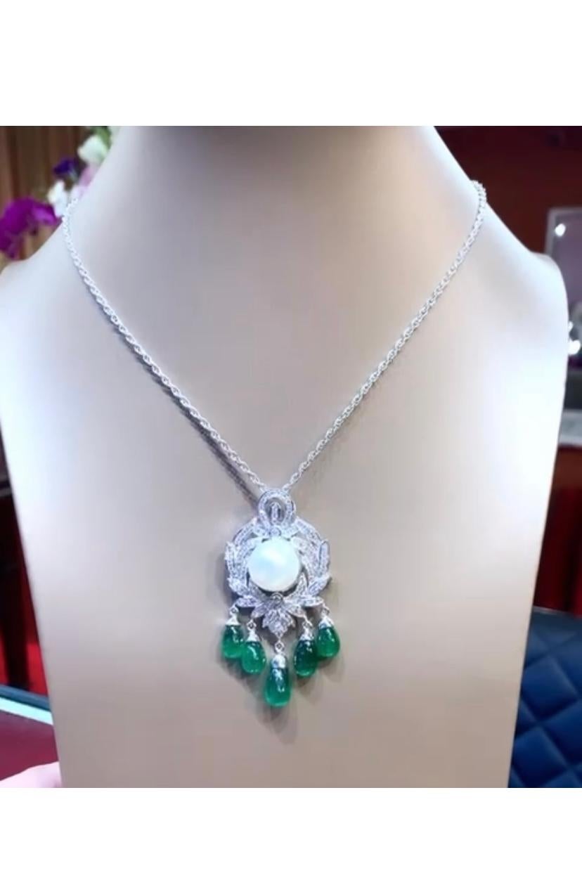 An exquisite Art Deco style for this pendant/brooch, in 18k gold with 5 pieces of Zambia emeralds of 17.30 carats, fine quality, with a natural south sea pearl of about 13 mm, and 105 pieces of natural diamonds of 1.44 carats,F:VS.
A very chic and