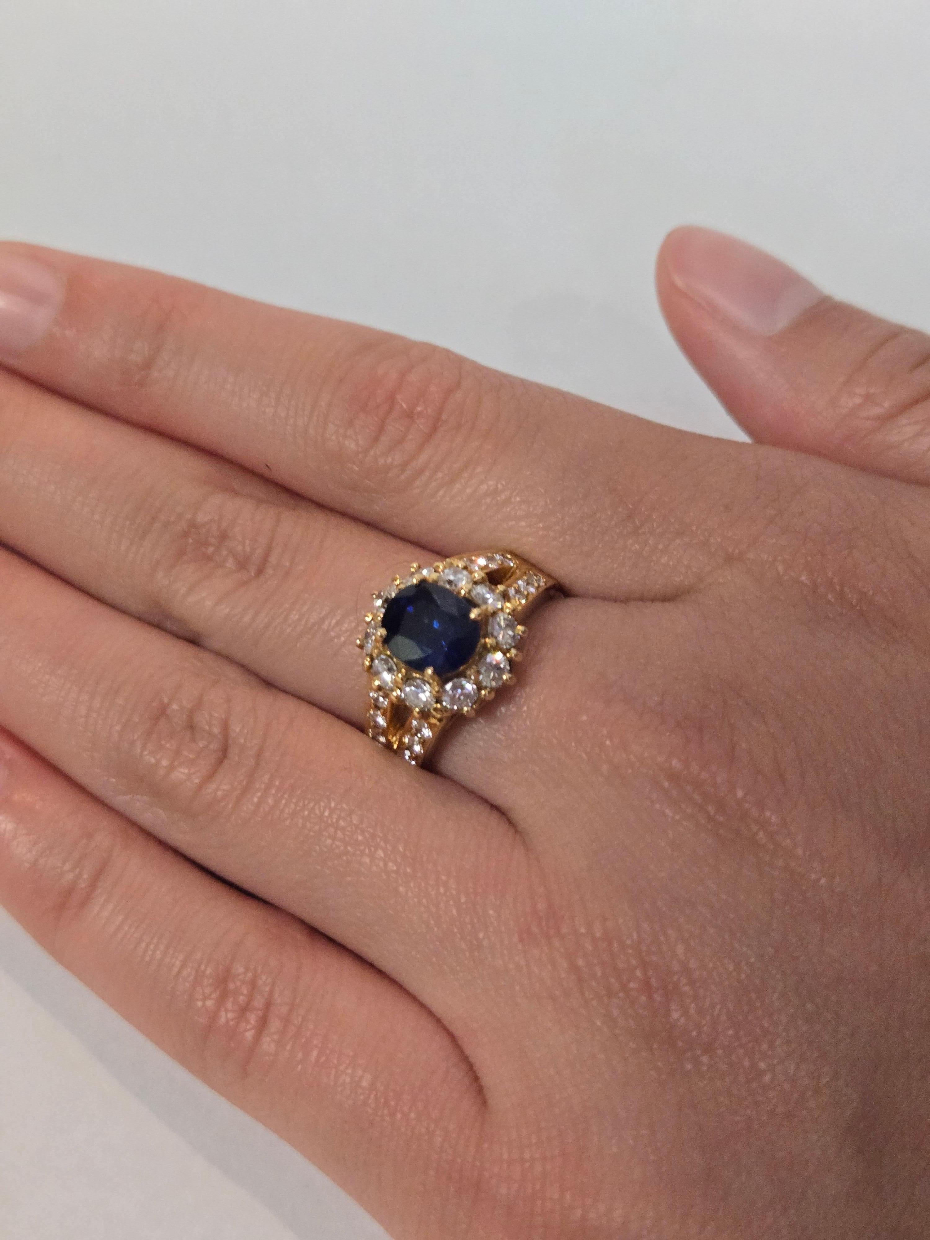 Centrée sur un saphir bleu naturel de forme ovale pesant environ 1,75 carat, cette élégante bague est entourée de diamants ronds naturels étincelants qui rehaussent sa couleur vive et sa brillance. Réalisée en or 18 carats et d'une taille d'environ