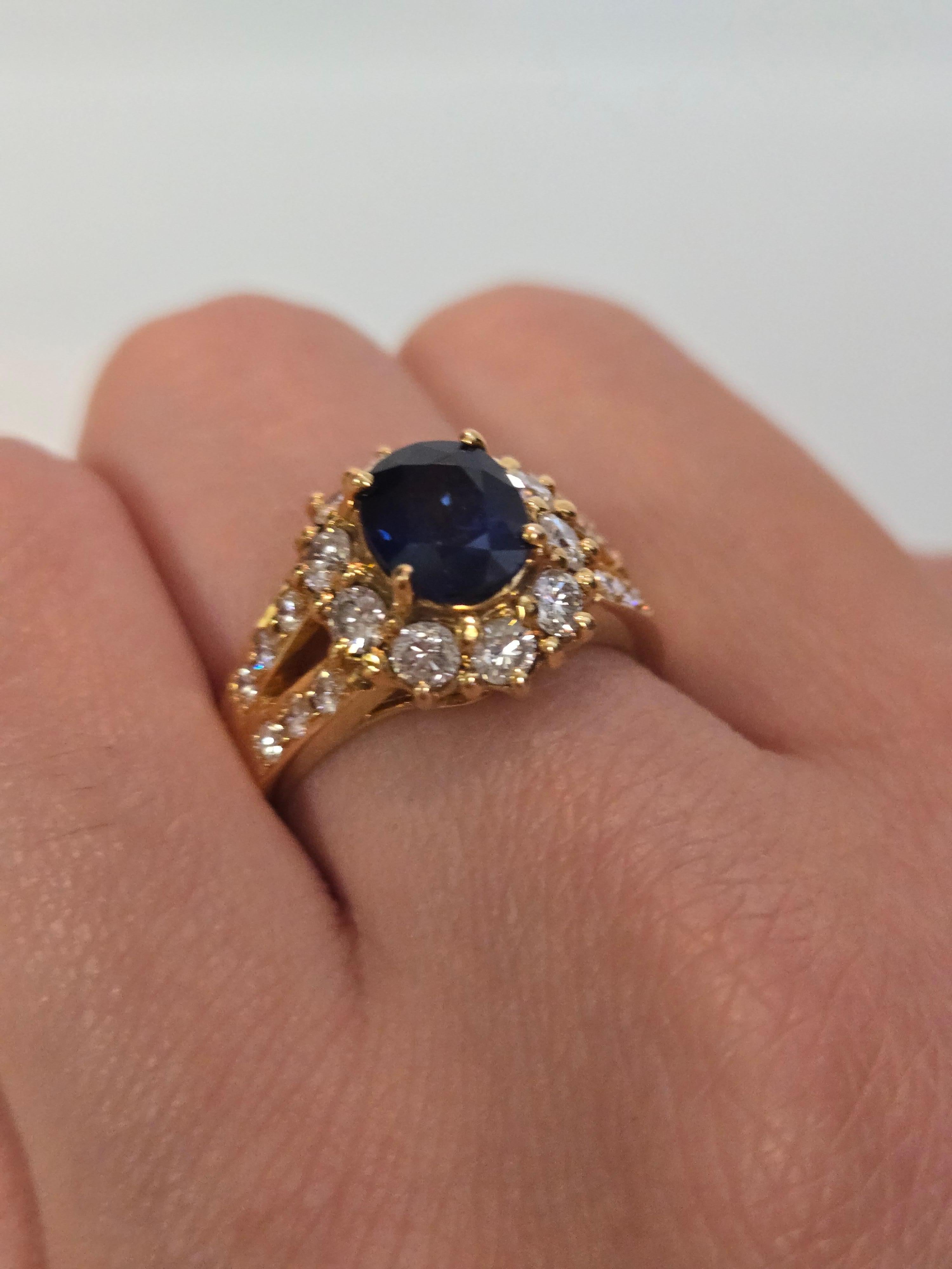 Artiste Bague en or 18 carats certifiée 1,75 carats saphir bleu naturel et diamants en vente