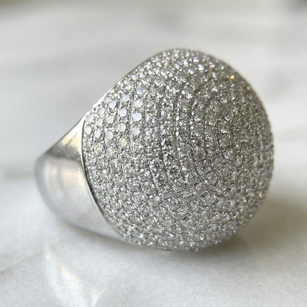 Cette exceptionnelle bague de cocktail vintage est une pièce d'apparat frappante qui met en valeur environ 17,50 carats de diamants ronds brillants sertis en pavé, façonnés dans un luxueux or blanc de 18 carats. Les diamants présentent une couleur