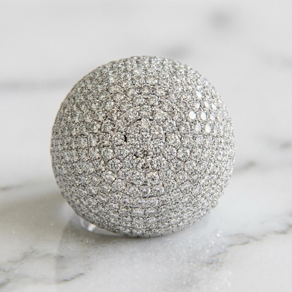 Certified 17.50 Carat Diamond Pavé 18k White Gold Vintage Cocktail Ring Excellent état - En vente à Chicago, IL