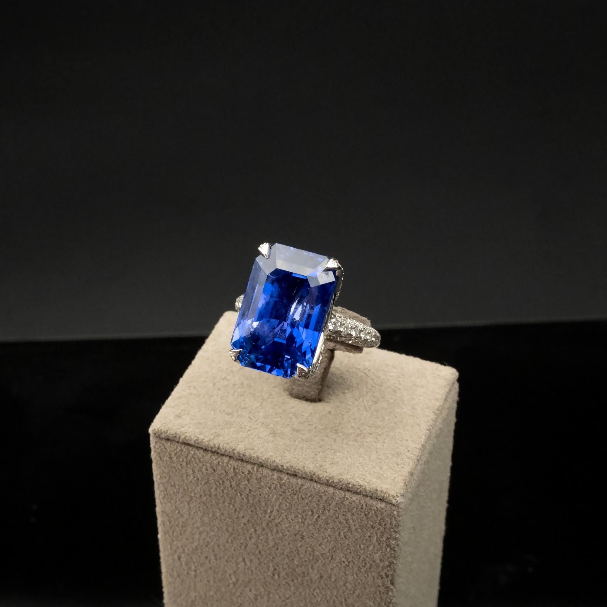  Certified 17.67 Carat Emerald-Cut Natural Sapphire and Diamond Ring In New Condition For Sale In Monte Carlo, MC
