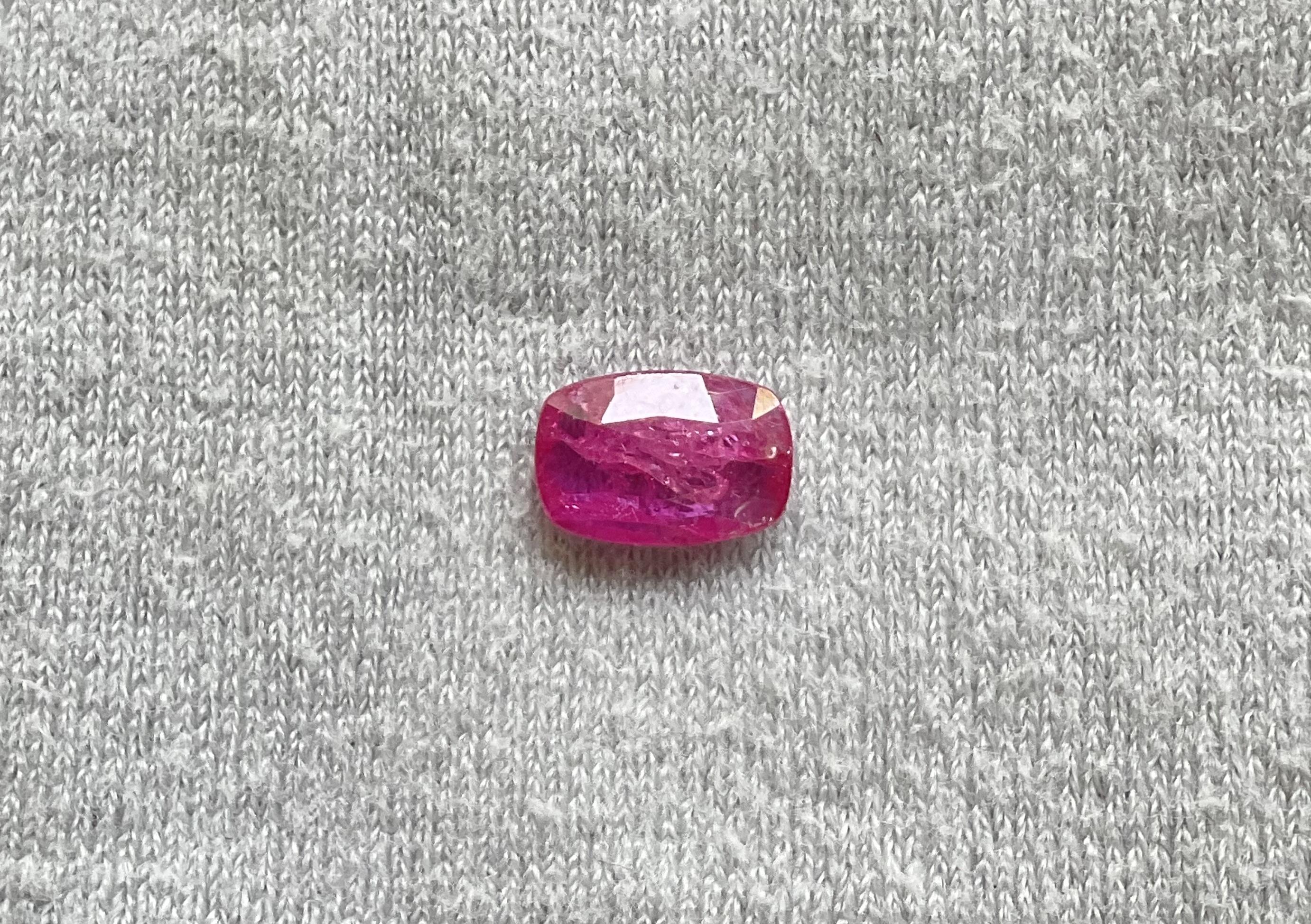 Pierre de rubis du Mozambique certifiée 1.77 carats, taille coussin facettée, non chauffée, naturelle

Poids : 1,77 carats
Taille : 9x6x2,5 MM
Pièces : 1
Forme : Pierre taillée en coussin à facettes