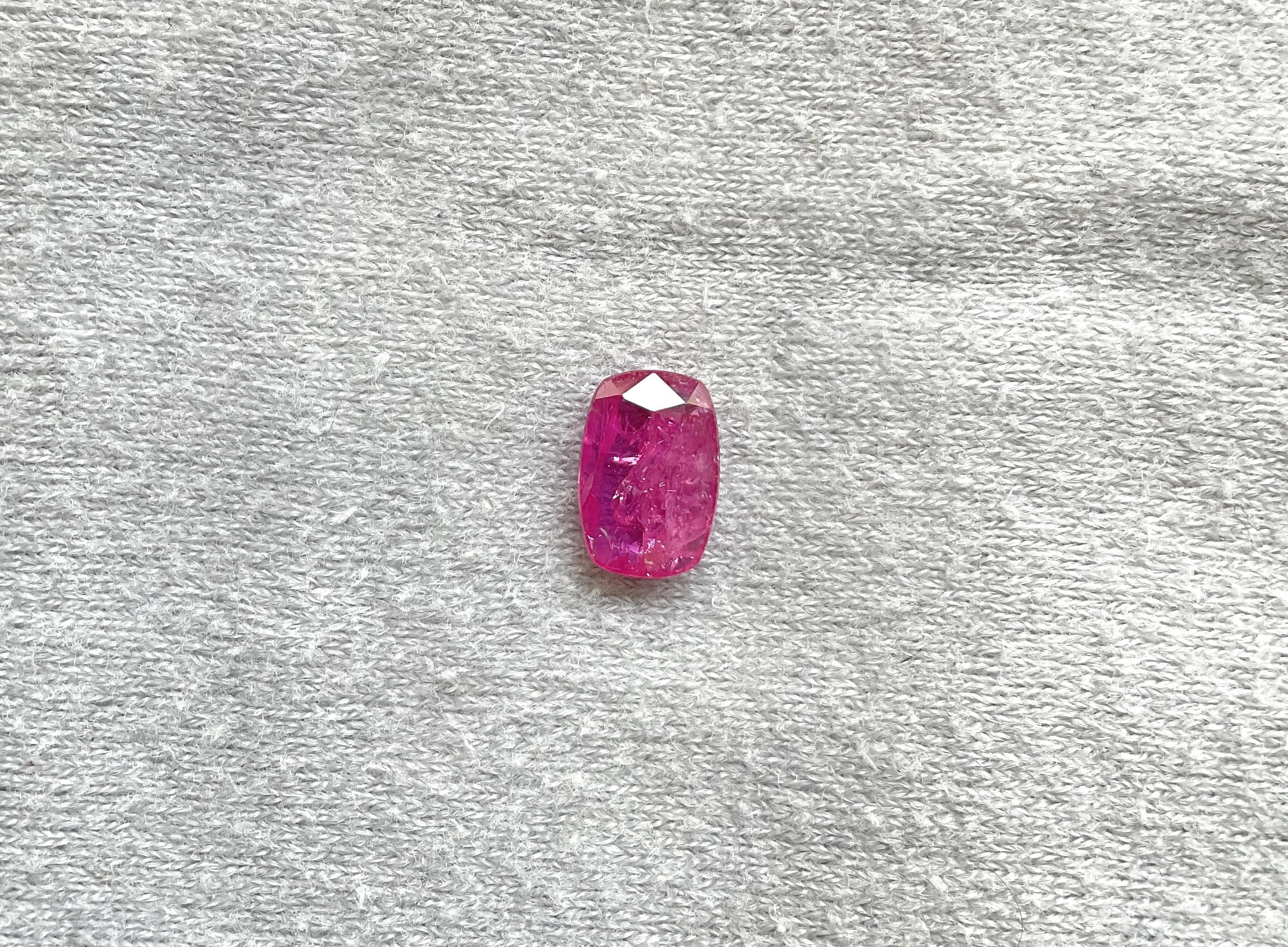 Art déco Pierre de rubis du Mozambique certifiée 1.77 carats, taille coussin facettée, non chauffée, naturelle en vente