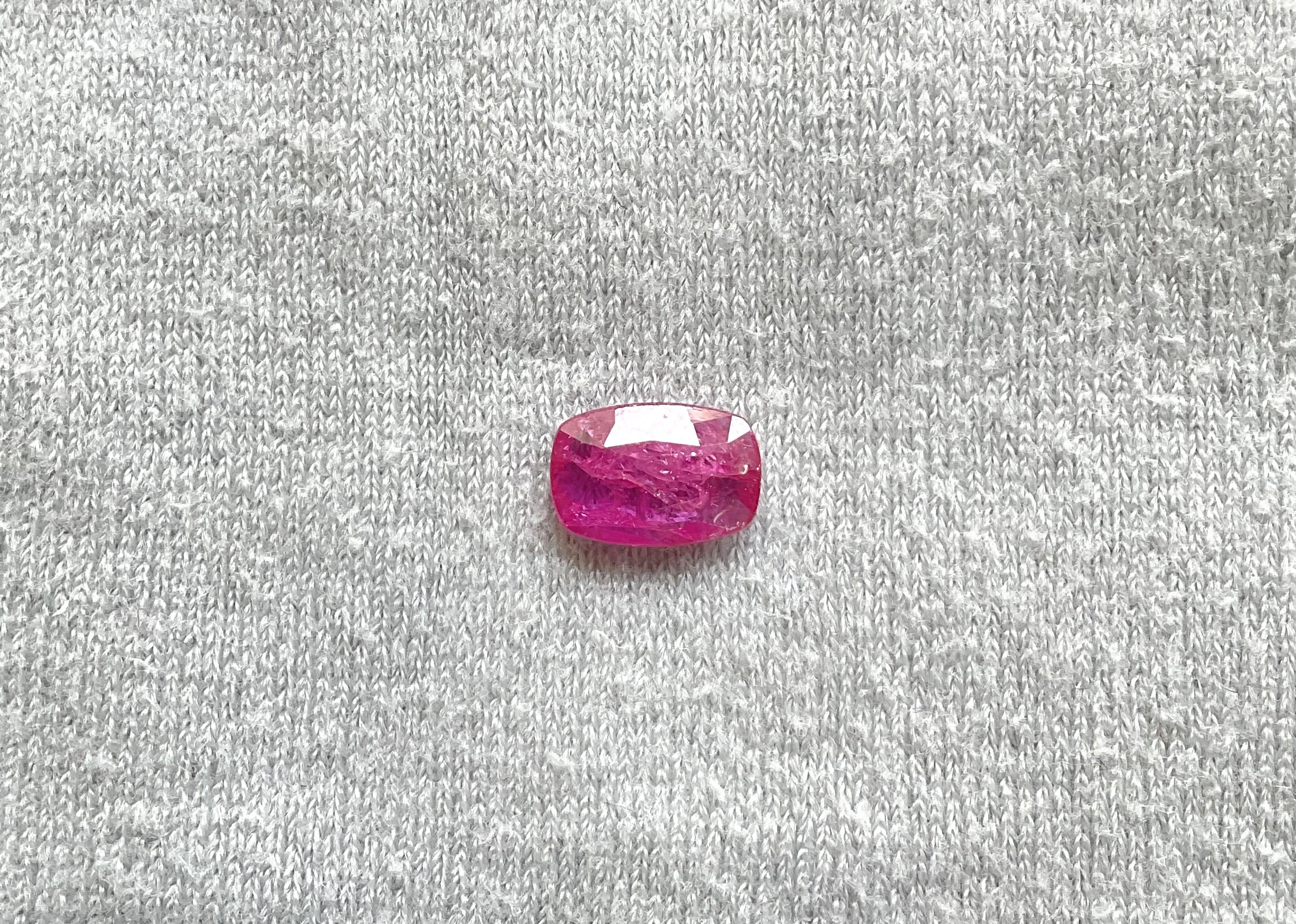 Pierre de rubis du Mozambique certifiée 1.77 carats, taille coussin facettée, non chauffée, naturelle Neuf - En vente à Jaipur, RJ