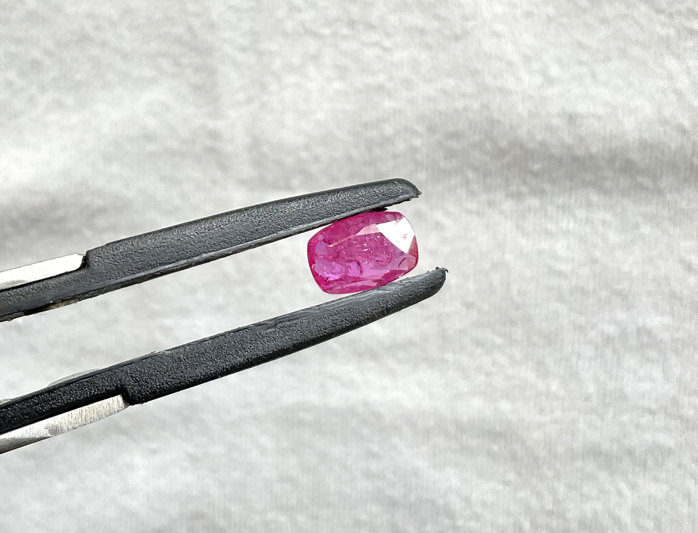 Pierre de rubis du Mozambique certifiée 1.77 carats, taille coussin facettée, non chauffée, naturelle Unisexe en vente