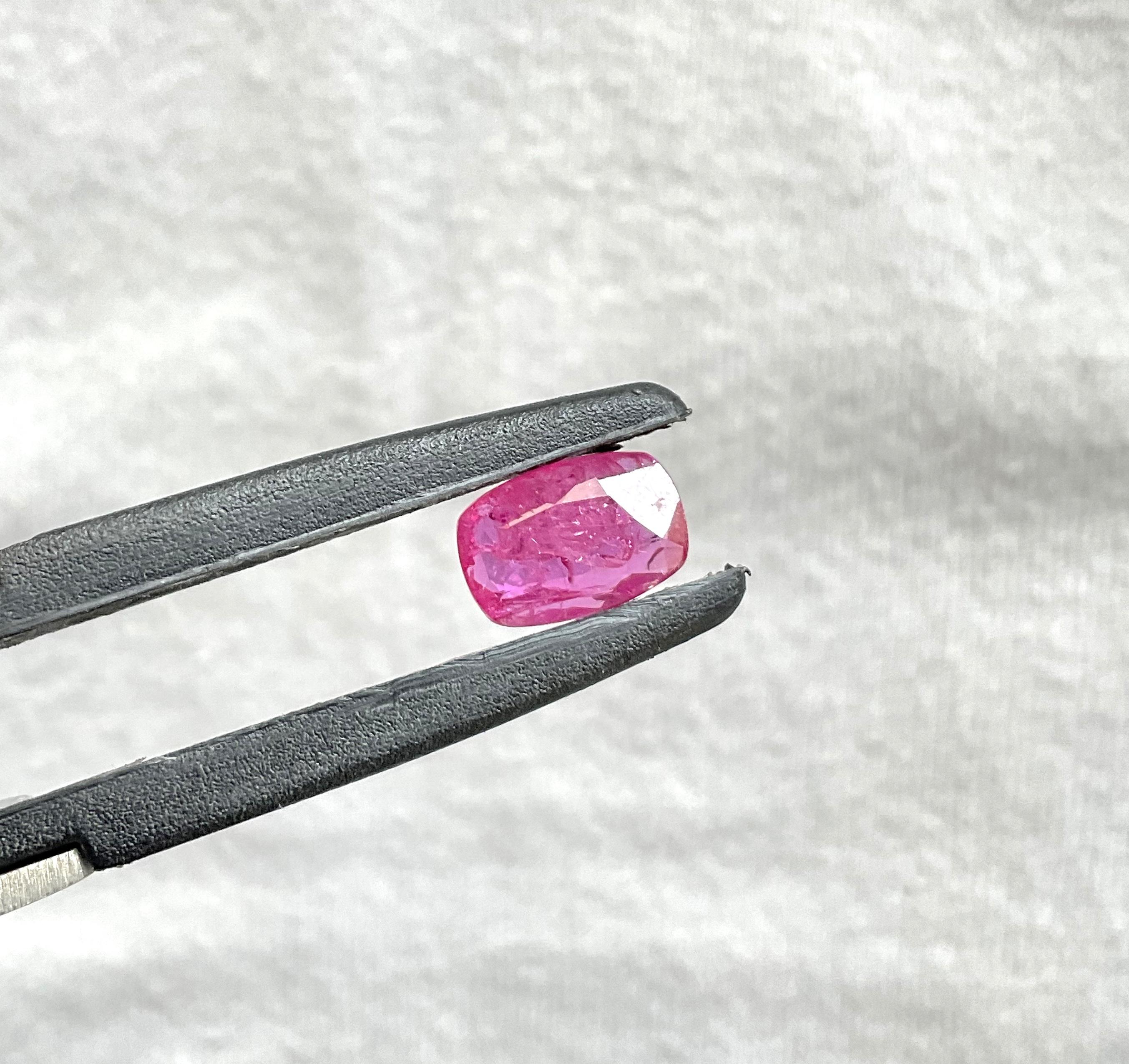 Pierre de rubis du Mozambique certifiée 1.77 carats, taille coussin facettée, non chauffée, naturelle en vente 1