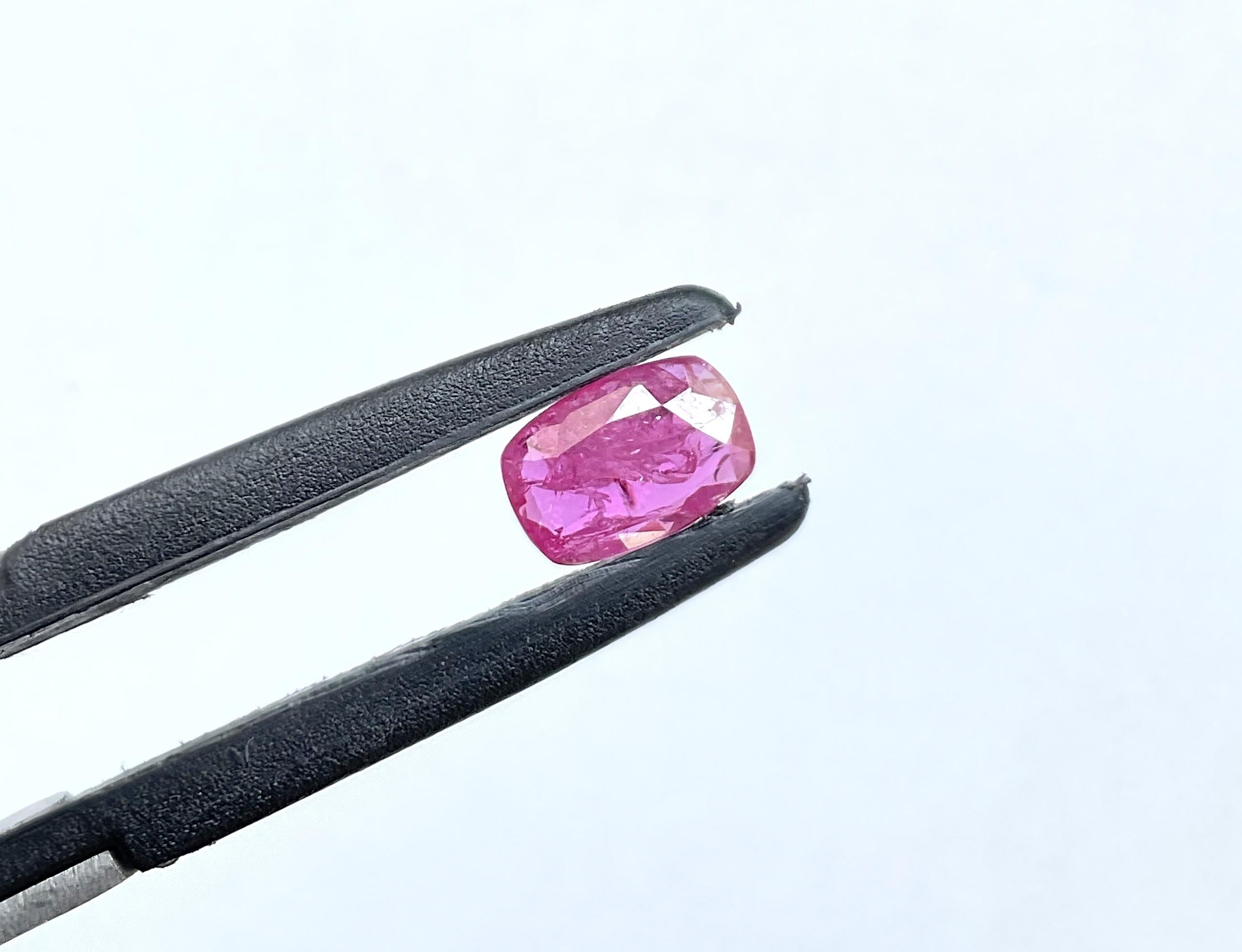 Pierre de rubis du Mozambique certifiée 1.77 carats, taille coussin facettée, non chauffée, naturelle en vente 2