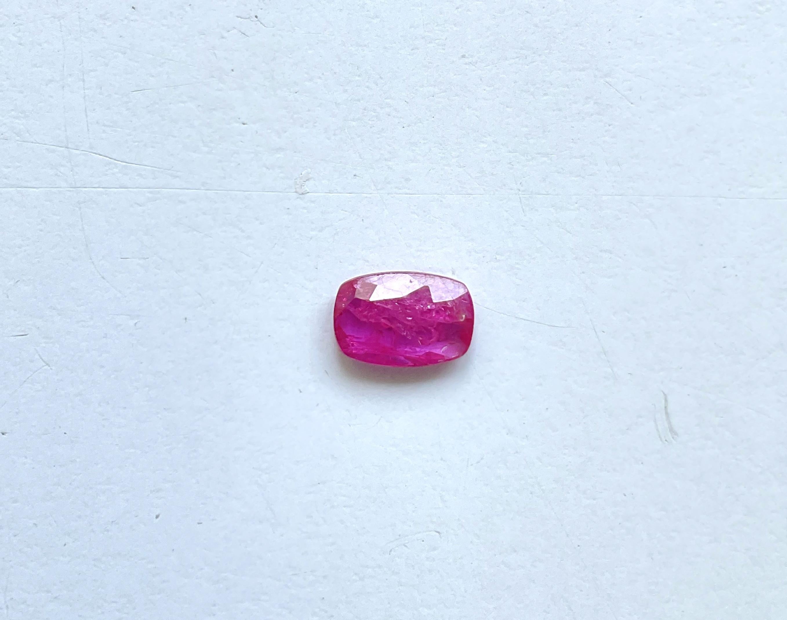 Pierre de rubis du Mozambique certifiée 1.77 carats, taille coussin facettée, non chauffée, naturelle en vente 3