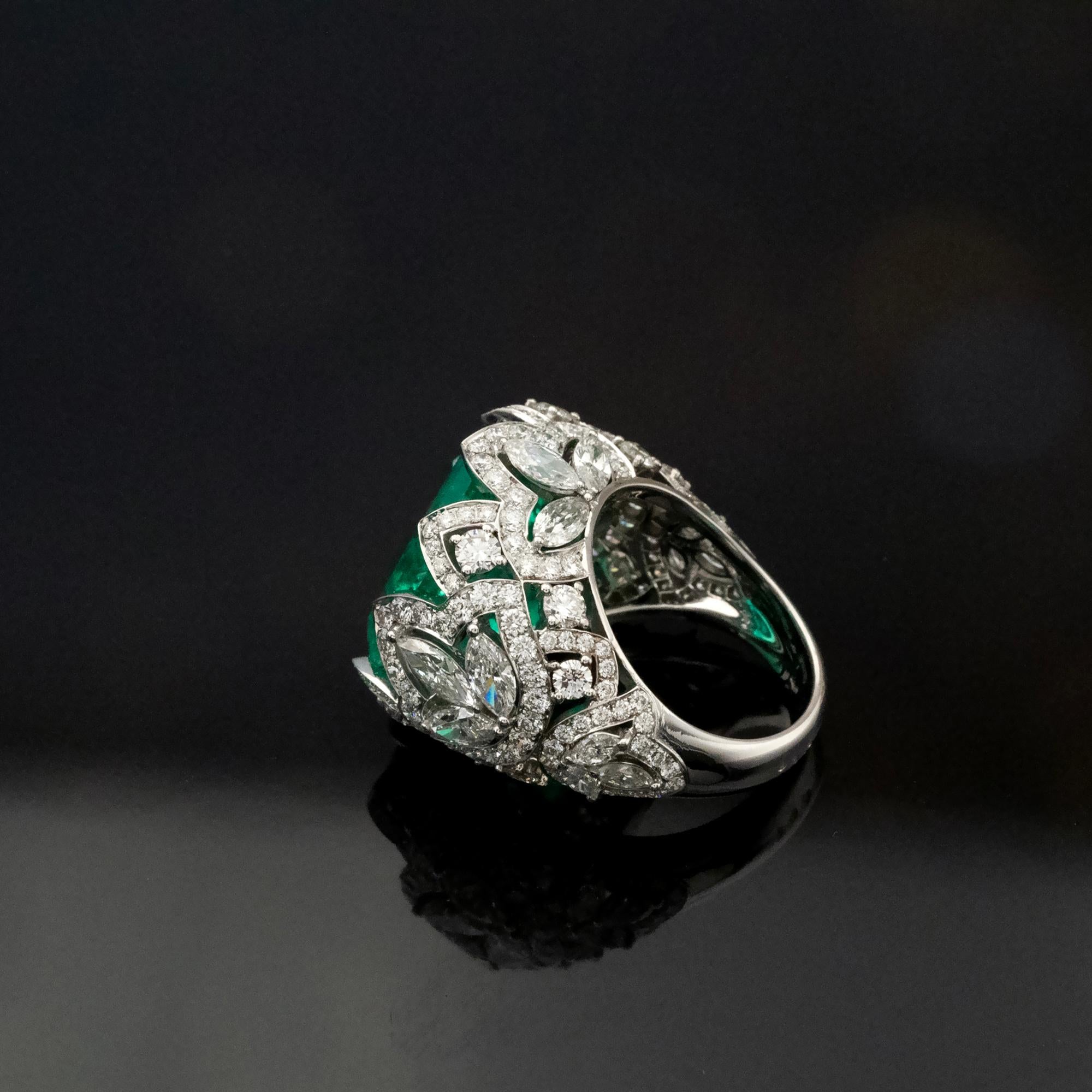 Contemporary Certified 17.81ct Colombian Emerald and Diamond Cocktail Ring in 18K Gold For Sale