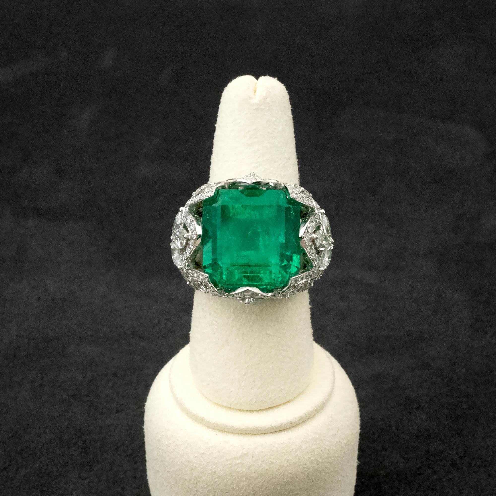 Women's Certified 17.81ct Colombian Emerald and Diamond Cocktail Ring in 18K Gold For Sale
