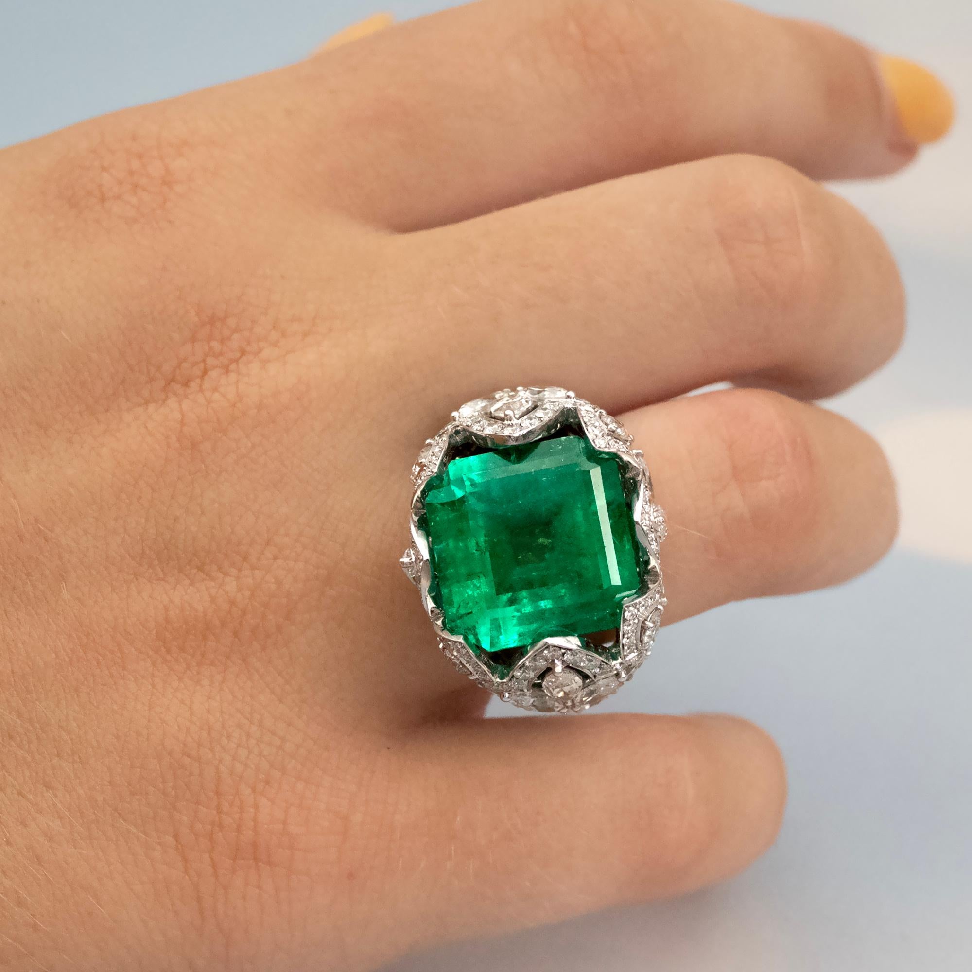 Zertifizierter 17,81 Karat kolumbianischer Smaragd- und Diamant-Cocktailring aus 18 Karat Gold im Angebot 1