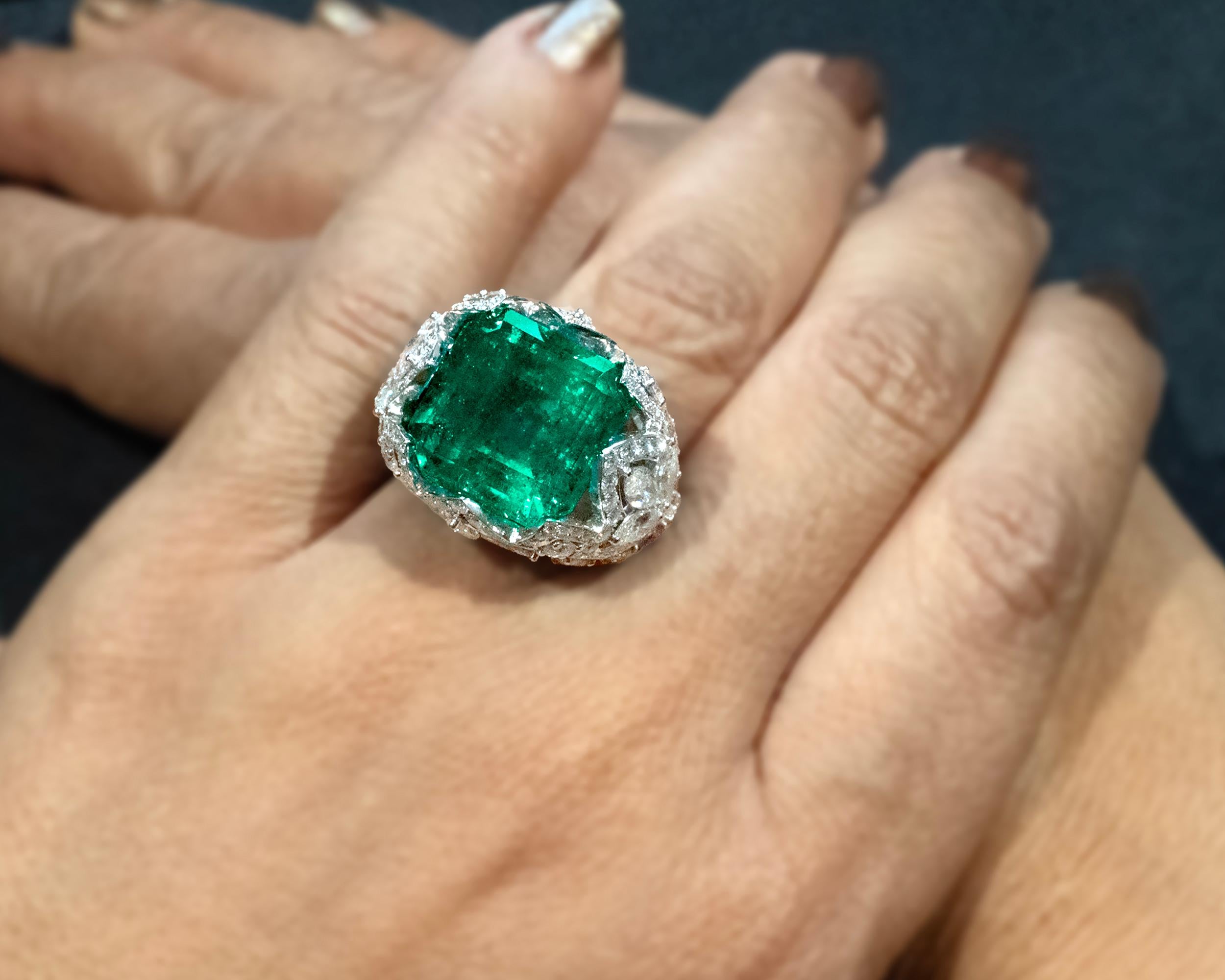 Certified 17.81ct Colombian Emerald and Diamond Cocktail Ring in 18K Gold For Sale 2