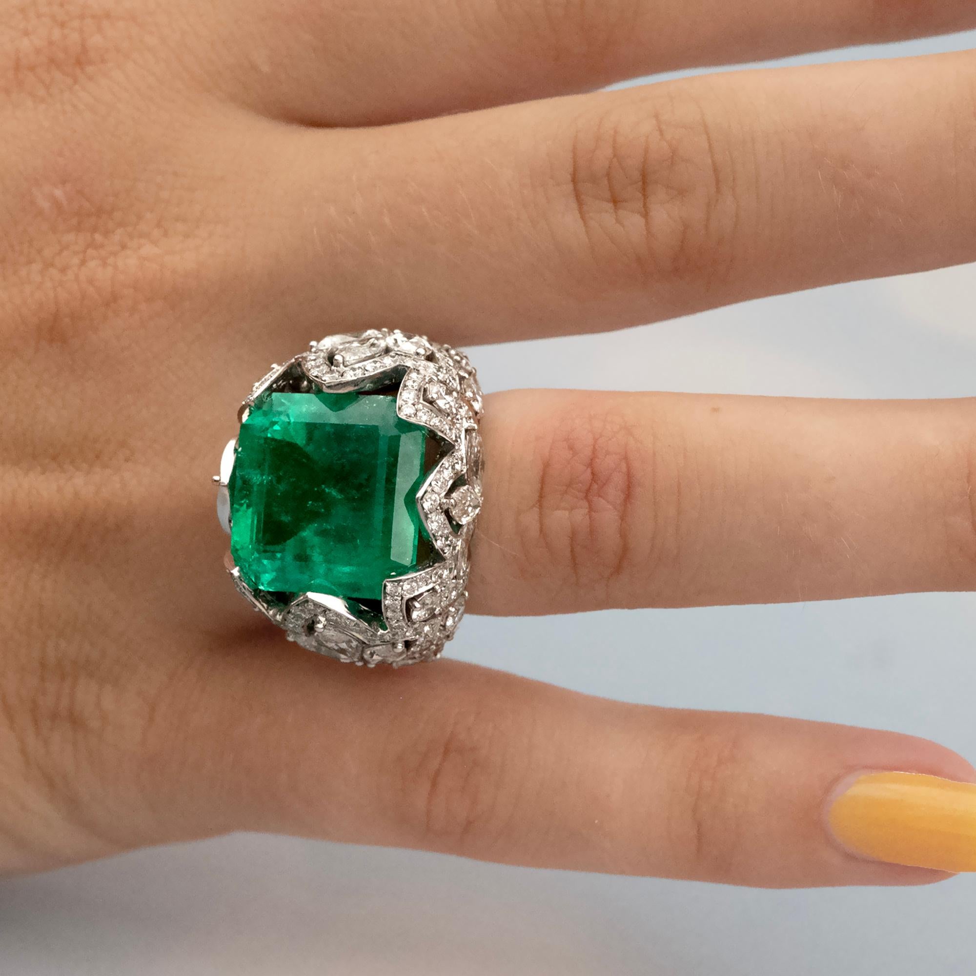 Zertifizierter 17,81 Karat kolumbianischer Smaragd- und Diamant-Cocktailring aus 18 Karat Gold im Angebot 2