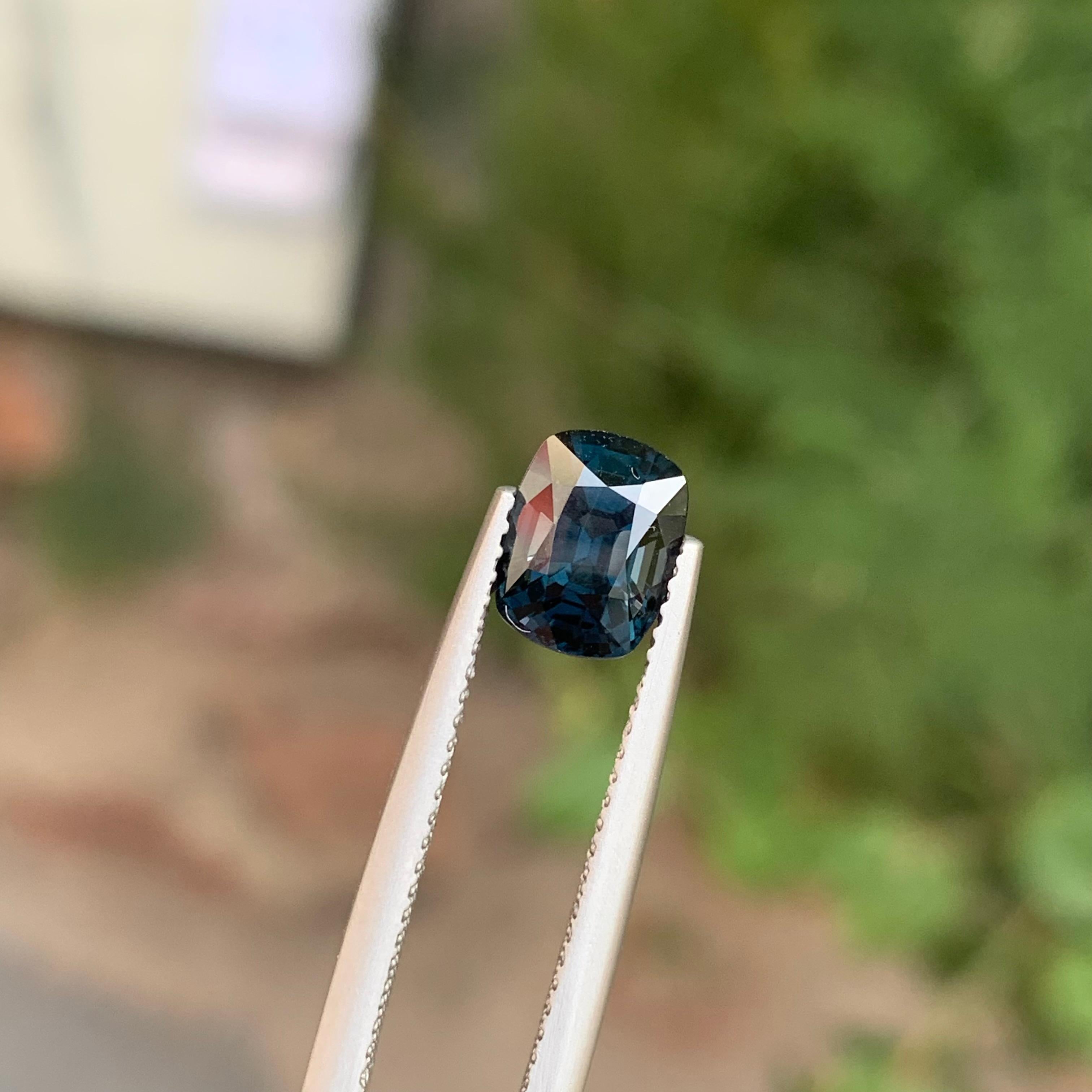 Certified 1.79 Carat Natural Loose Violent Blue Spinel Cushion Shape Gemstone In New Condition For Sale In Peshawar, PK