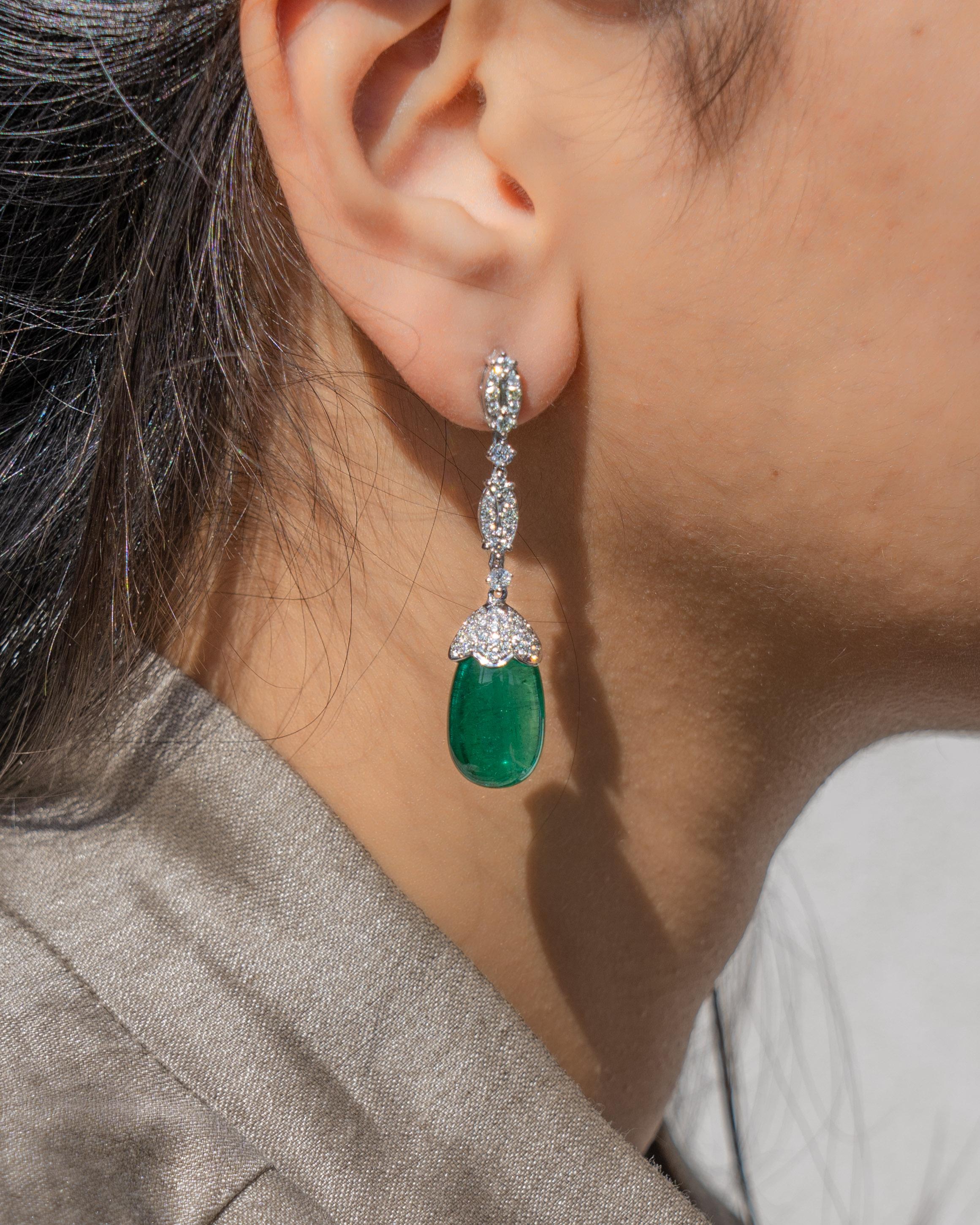 29 Karat Smaragd- und Diamant-Tropfen-Ohrringe im Zustand „Neu“ im Angebot in Bangkok, Thailand
