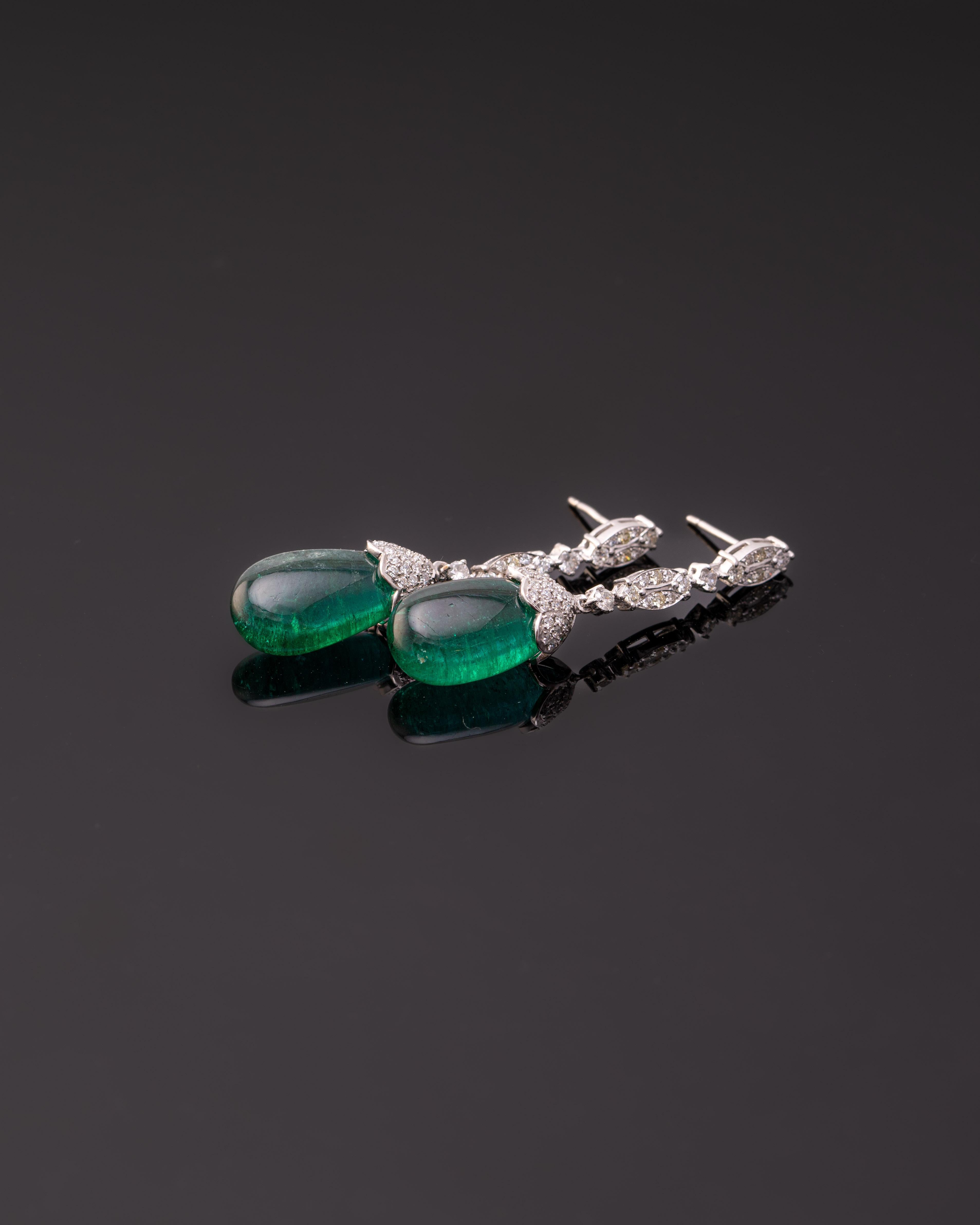 29 Karat Smaragd- und Diamant-Tropfen-Ohrringe im Angebot 1
