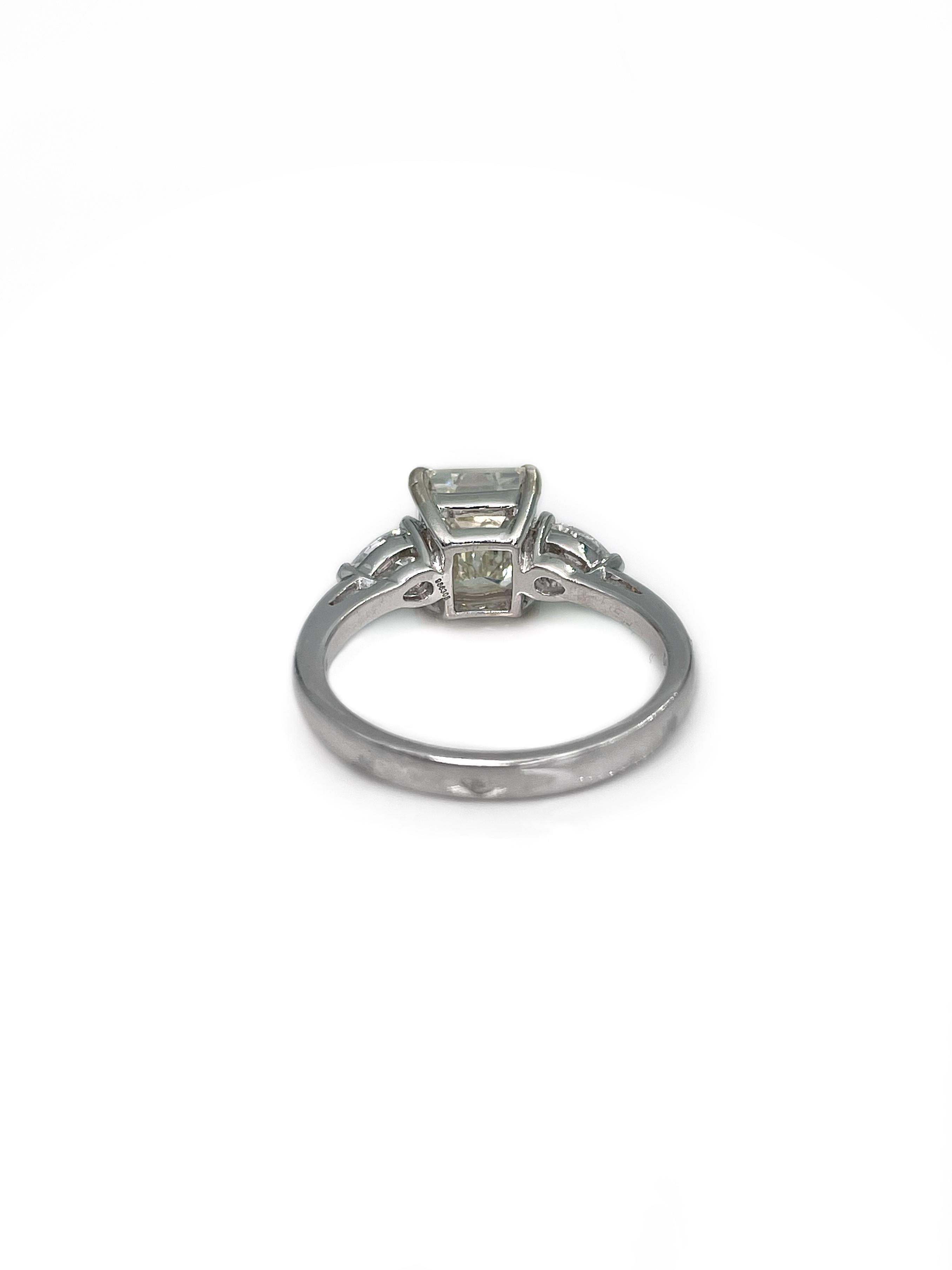 Certified 18 Karat Gold 2.03 Carat Diamond Emerald Cut VVS2 Engagement Ring In Good Condition In Vilnius, LT