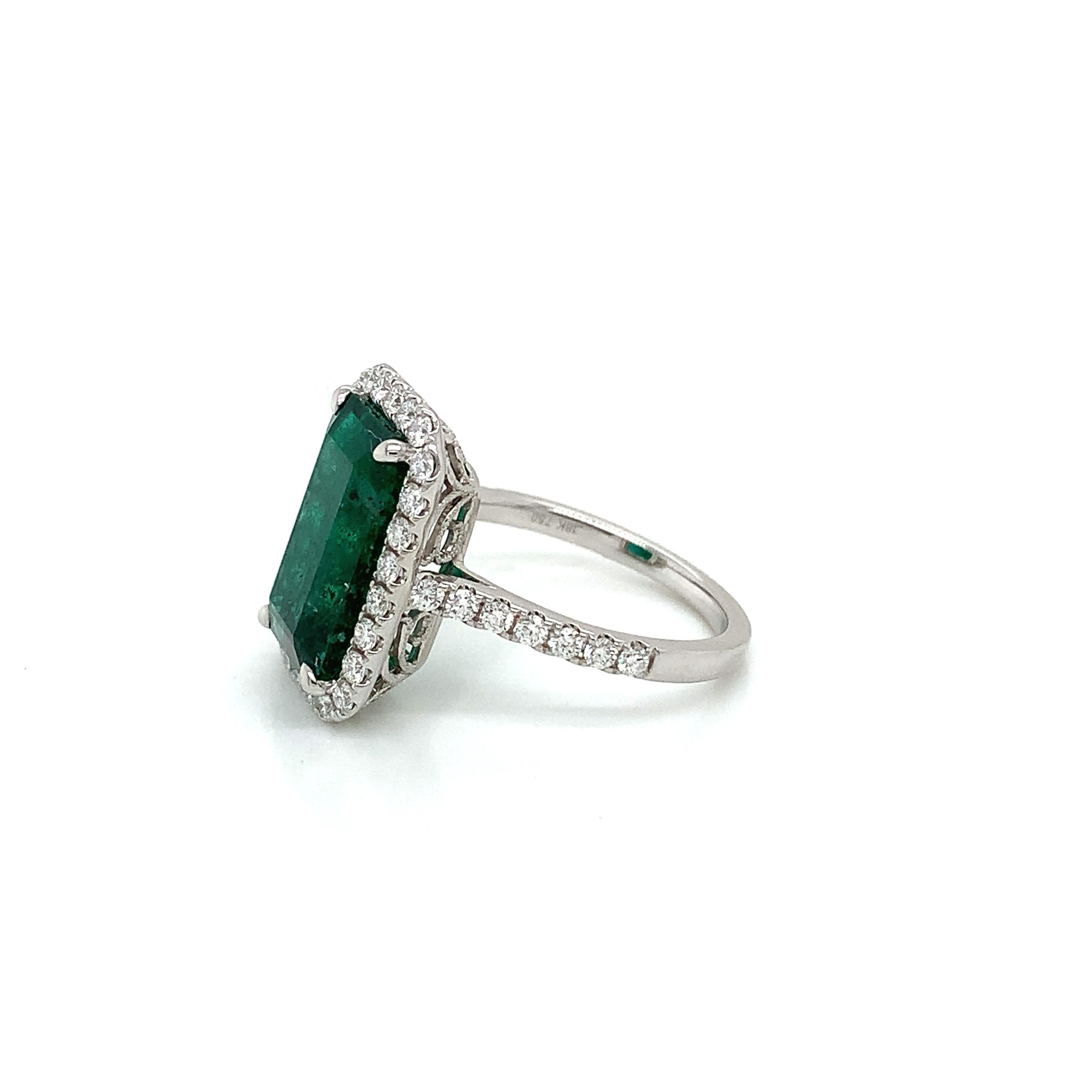 Certified 18 Karat White Gold Emerald Cut Emerald & Diamond Ring 5.08 Carats In New Condition In Great Neck, NY