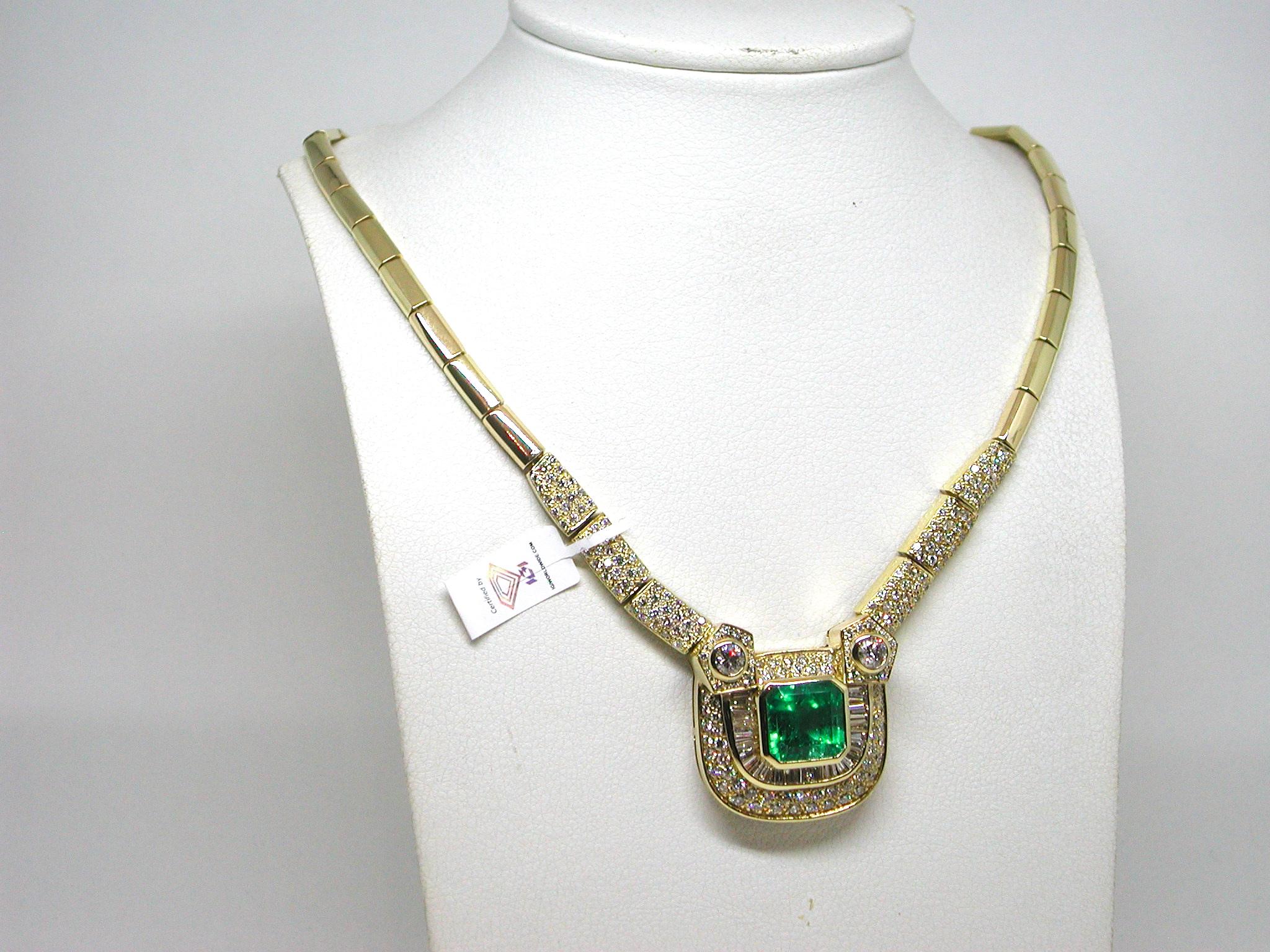 Certified 18 Karat Yellow Gold White Diamond Green Colombian Emerald Necklace  For Sale 6