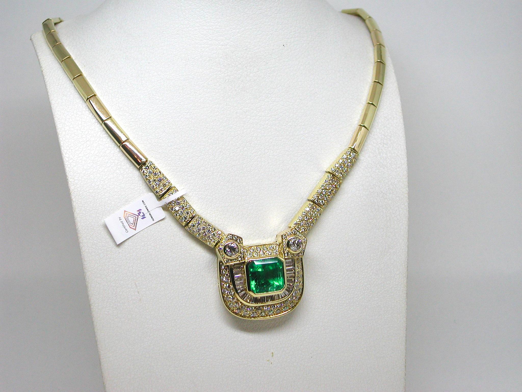 Certified 18 Karat Yellow Gold White Diamond Green Colombian Emerald Necklace  For Sale 7