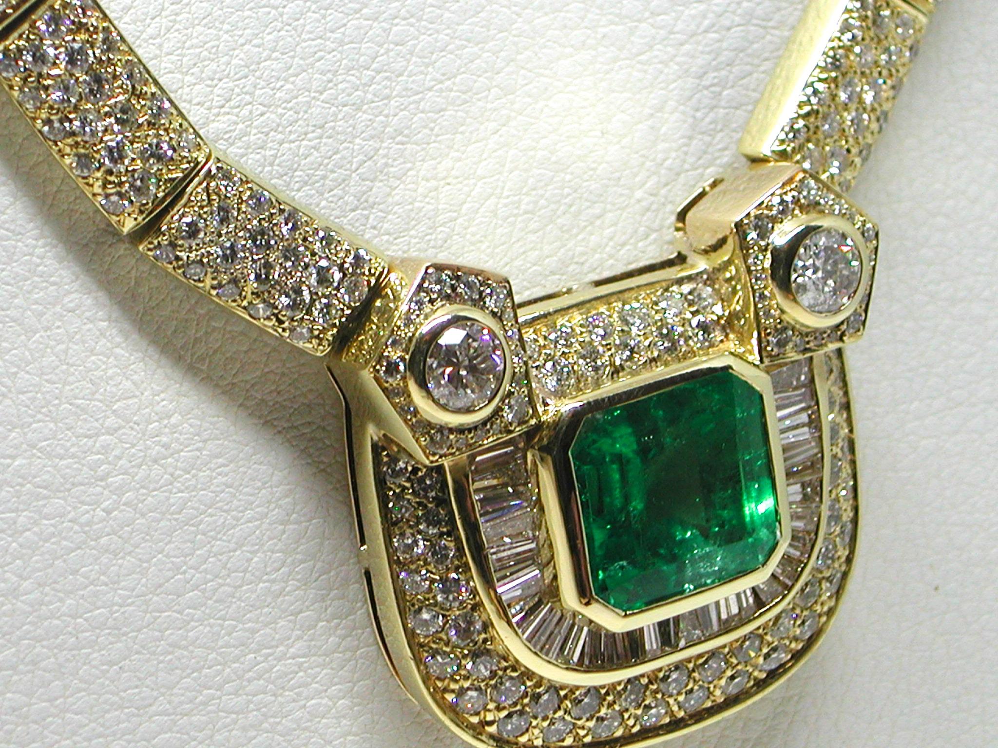Certified 18 Karat Yellow Gold White Diamond Green Colombian Emerald Necklace  For Sale 4