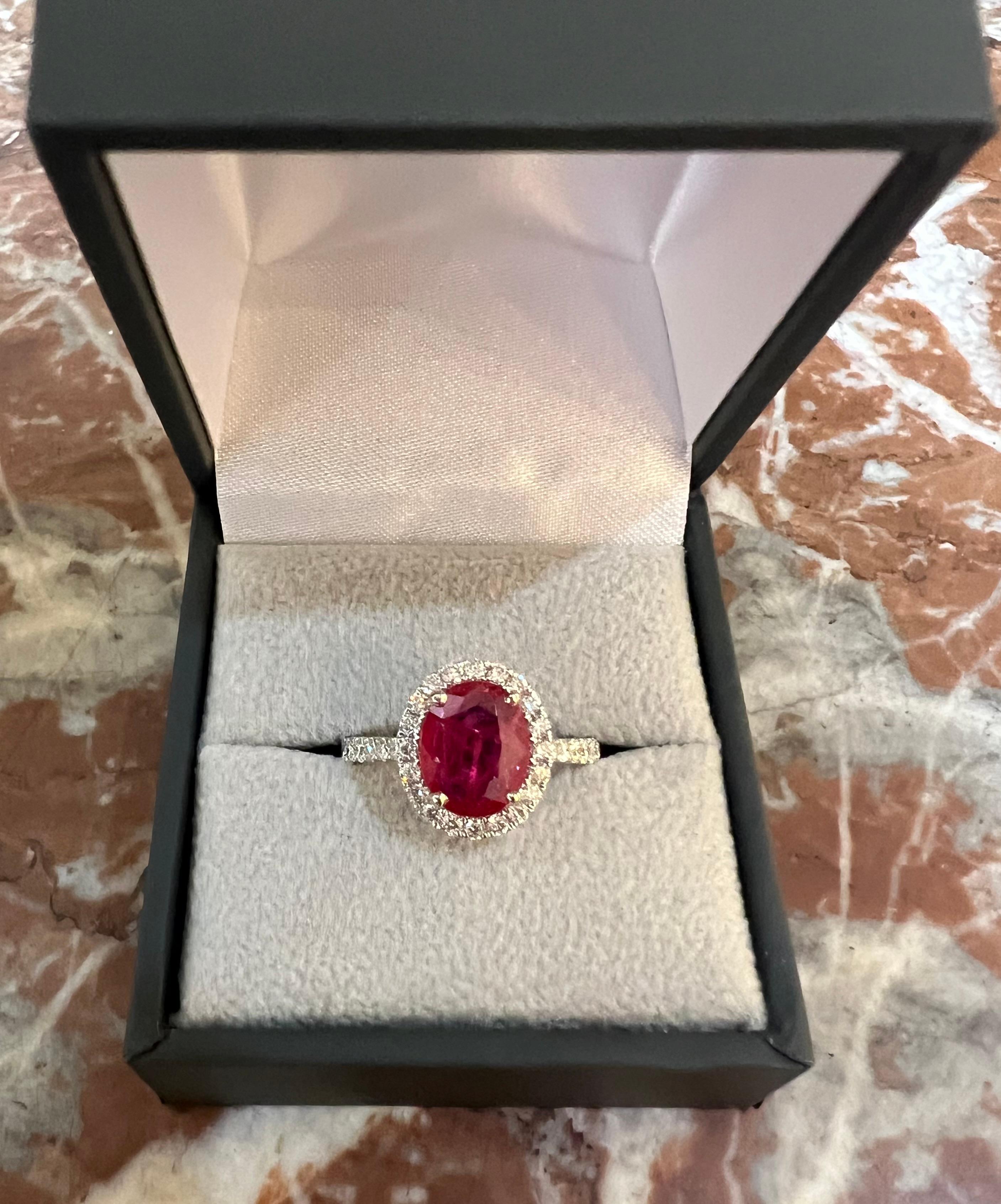 Certified 1.80 Carats Burmese Ruby Diamonds 18 Carats White Gold Ring In New Condition For Sale In Paris, FR
