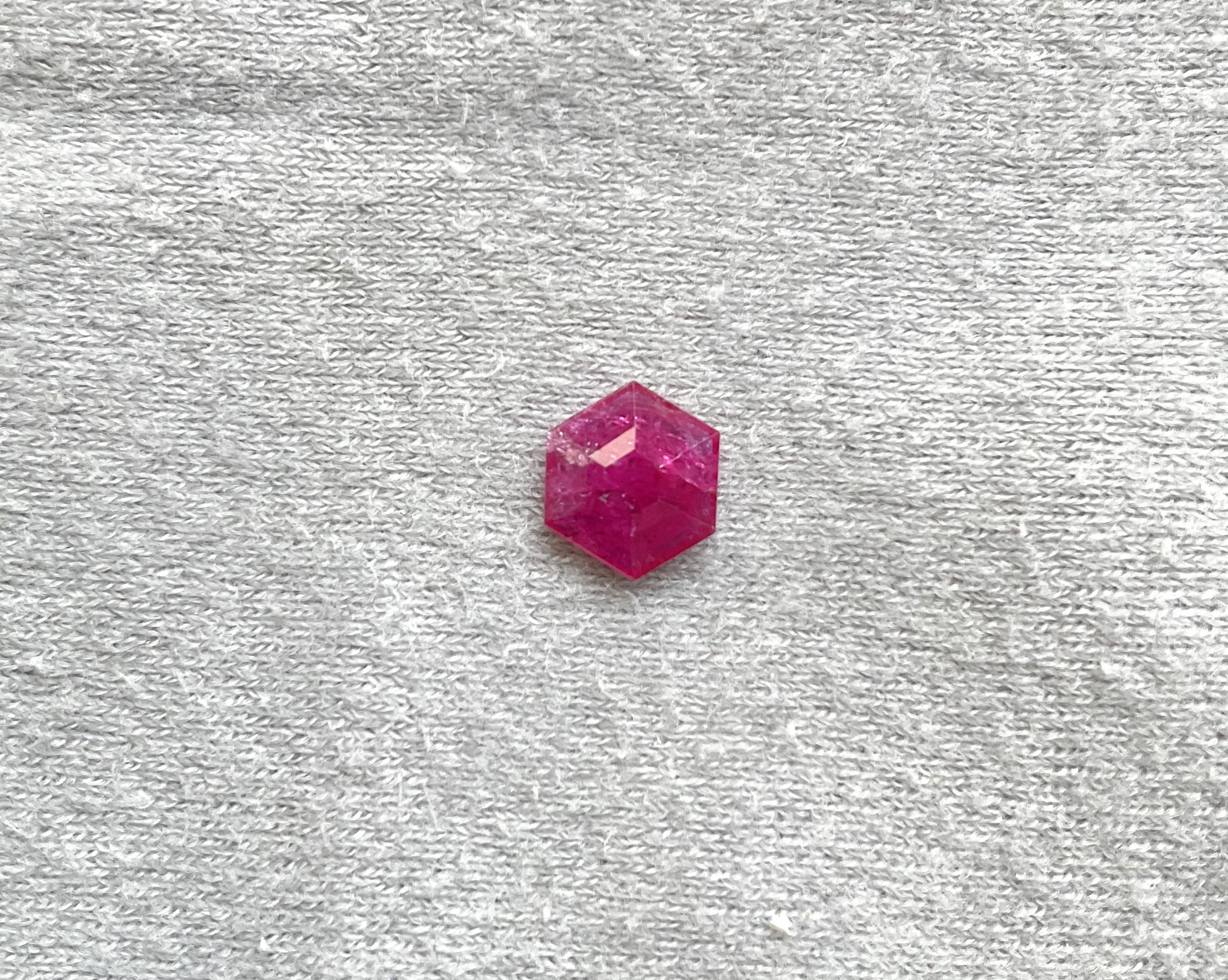Certified 1.81 Carats Mozambique Ruby Hexagon Faceted Cut stone No Heat Natural (Rubis du Mozambique hexagonal taillé à facettes) 

Poids : 1,81 carats
Taille : 8x3 MM
Pièces : 1
Forme : Pierre hexagonale facettée