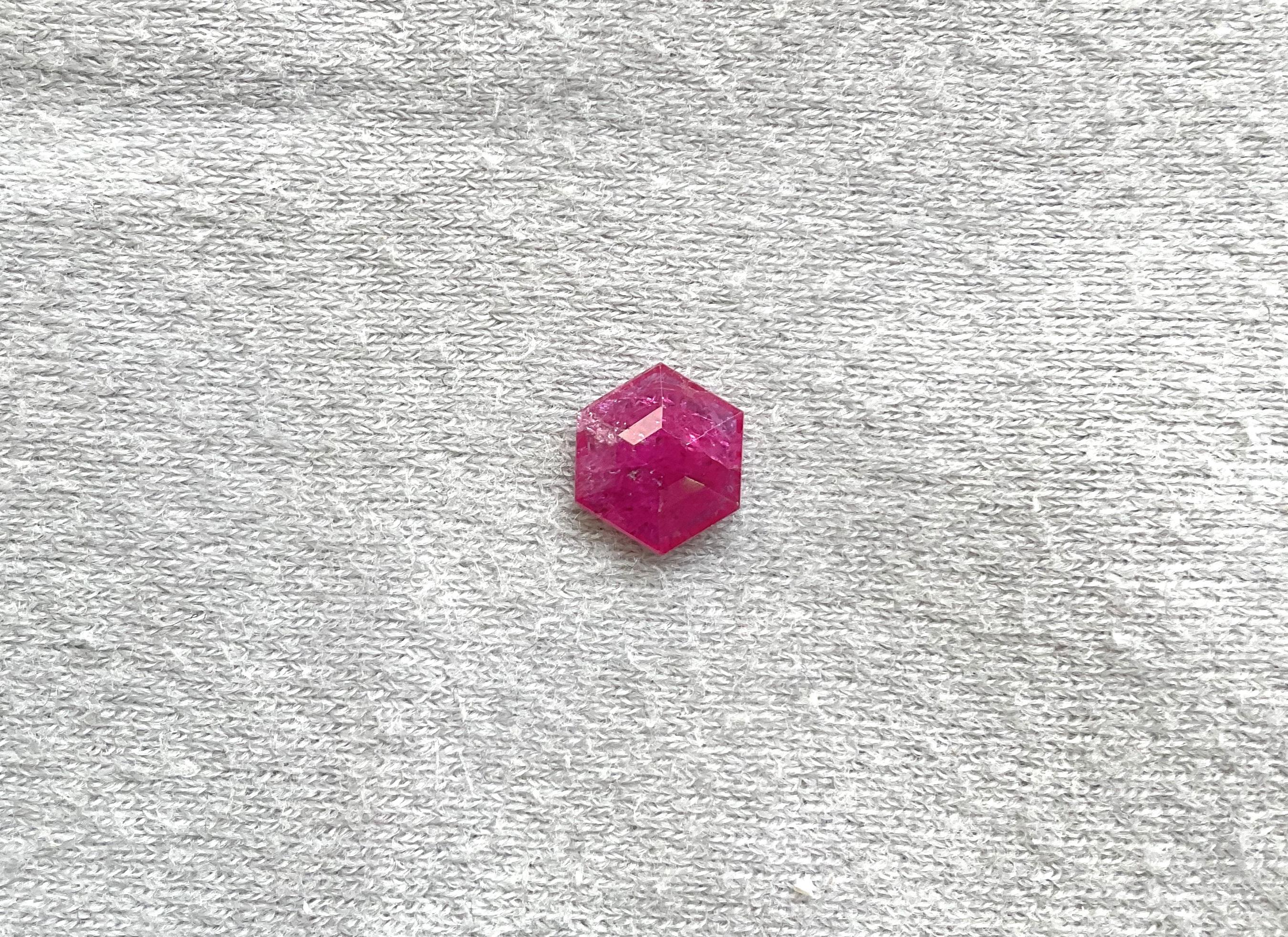 Art déco Pierre naturelle du Mozambique certifiée 1,81 carat, taille hexagonale facettée, non chauffée en vente
