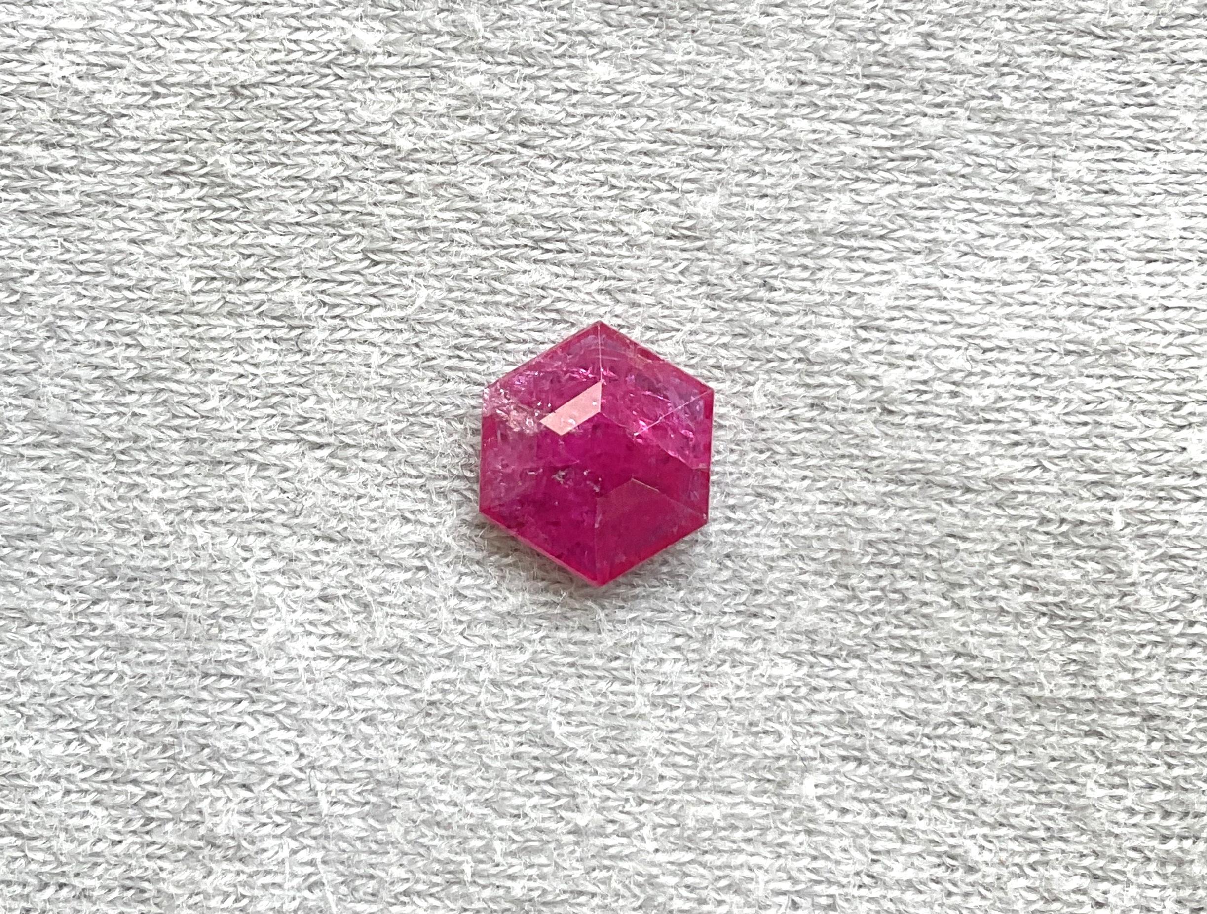 Taille hexagone Pierre naturelle du Mozambique certifiée 1,81 carat, taille hexagonale facettée, non chauffée en vente