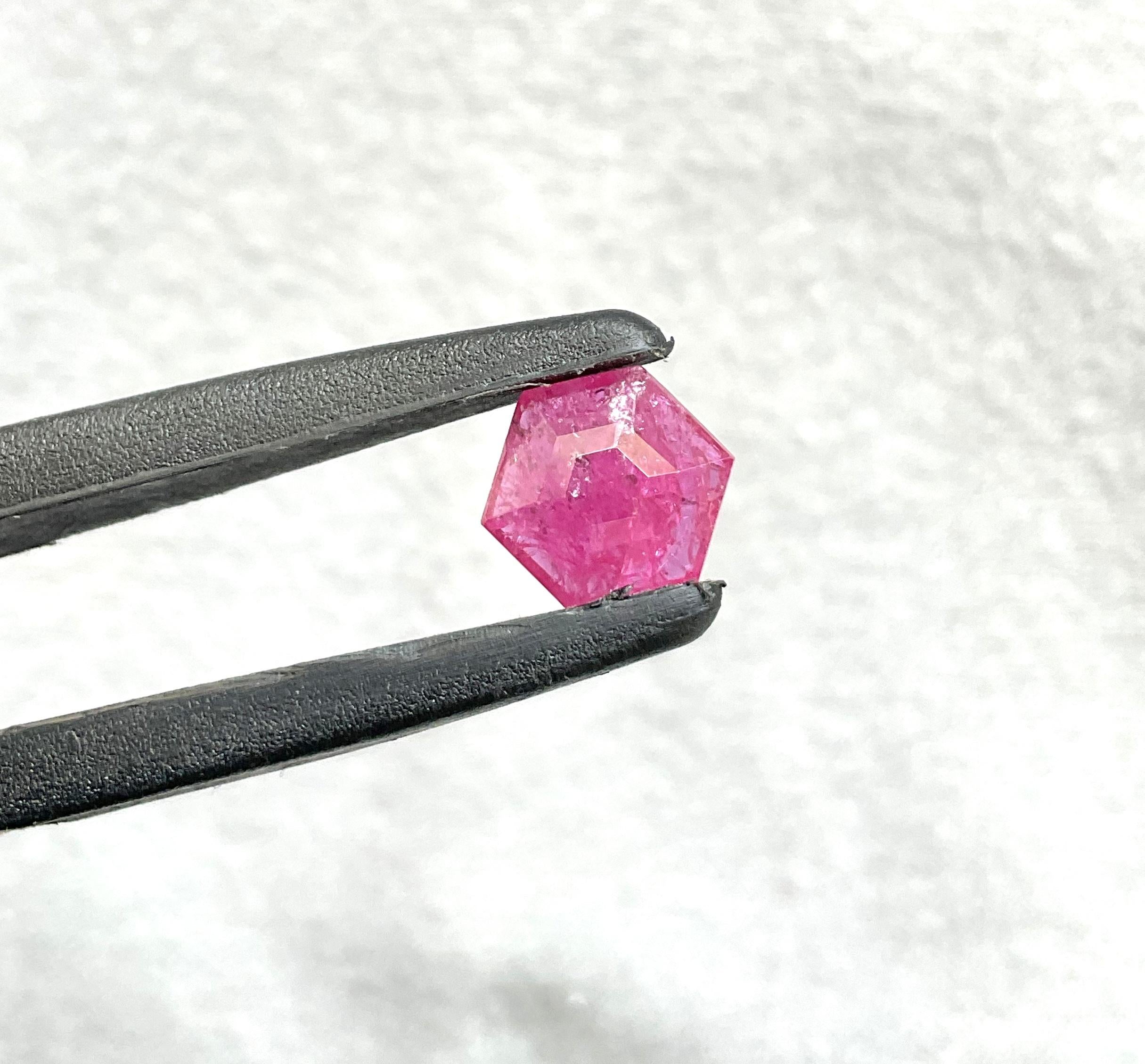 Pierre naturelle du Mozambique certifiée 1,81 carat, taille hexagonale facettée, non chauffée Neuf - En vente à Jaipur, RJ