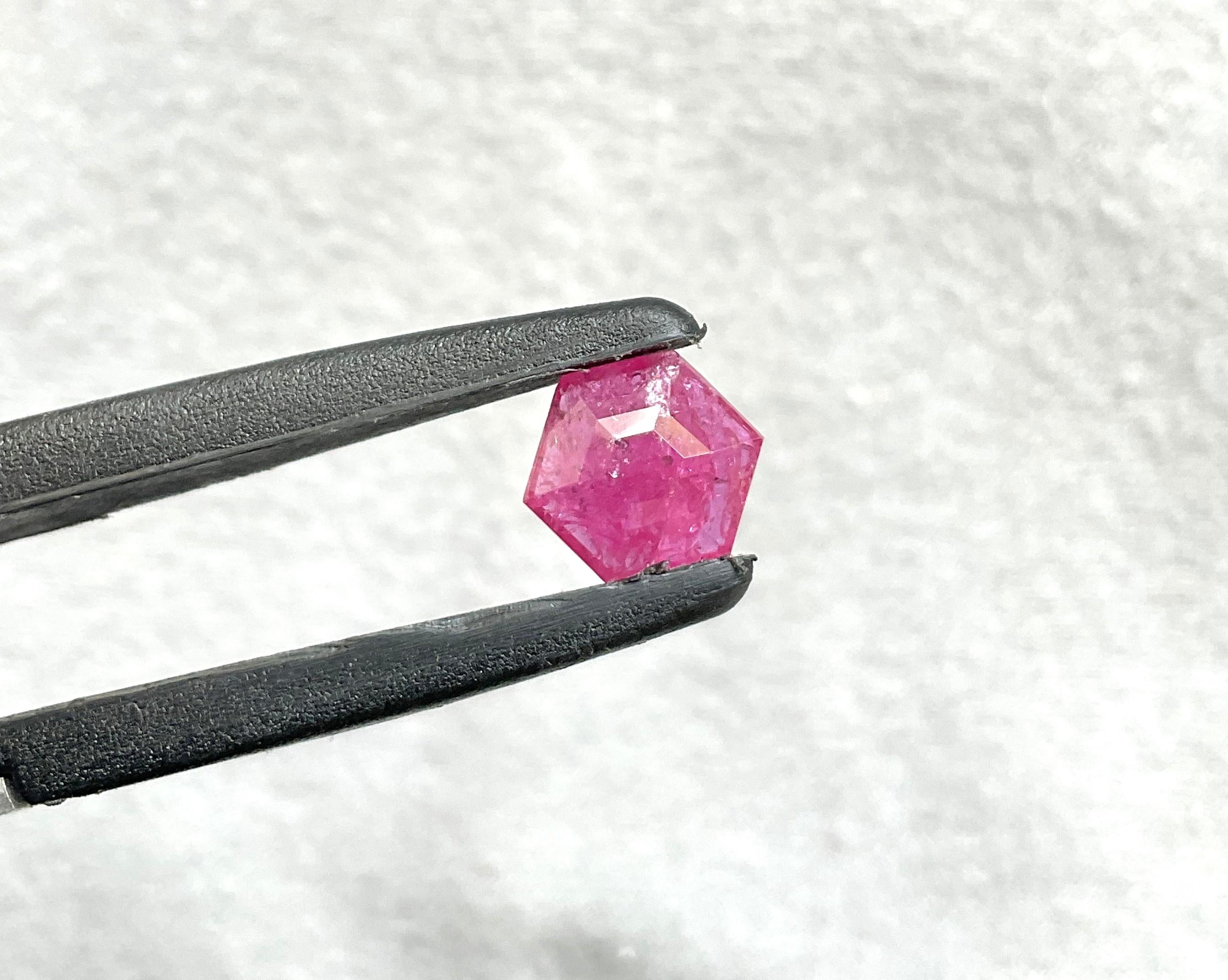 Pierre naturelle du Mozambique certifiée 1,81 carat, taille hexagonale facettée, non chauffée Unisexe en vente