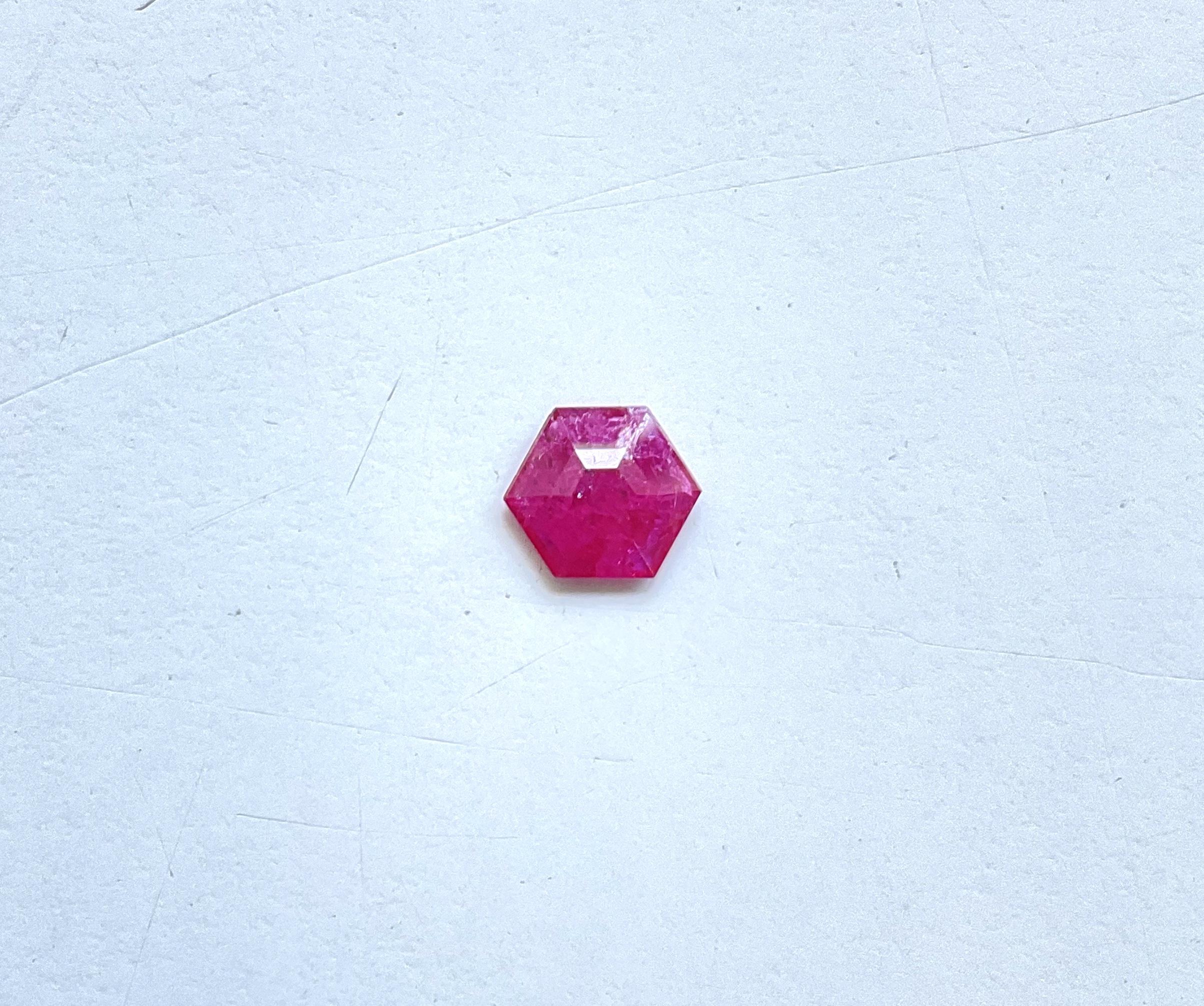 Pierre naturelle du Mozambique certifiée 1,81 carat, taille hexagonale facettée, non chauffée en vente 1