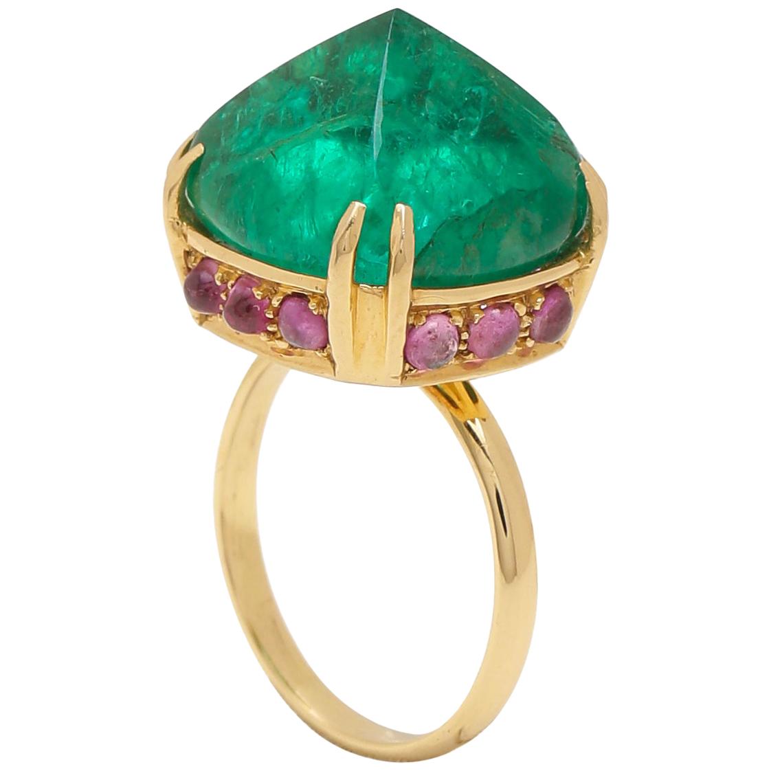 Certified 18.11 Carat Emerald Sugarloaf and Ruby Cabochon Cocktail Ring in Gold