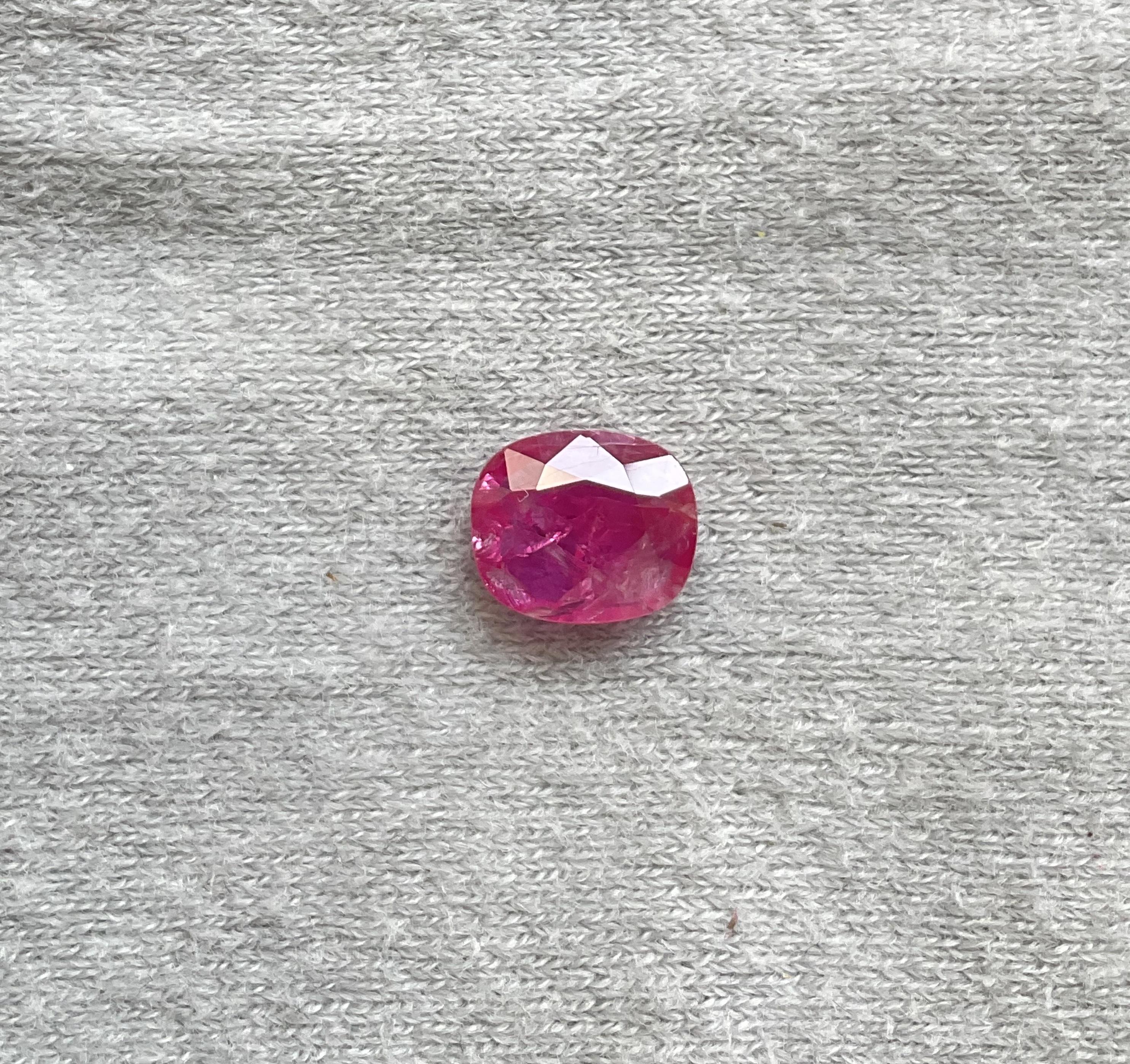 Art déco Pierre de rubis du Mozambique certifiée 1.85 carats, taille coussin facettée, non chauffée, naturelle en vente