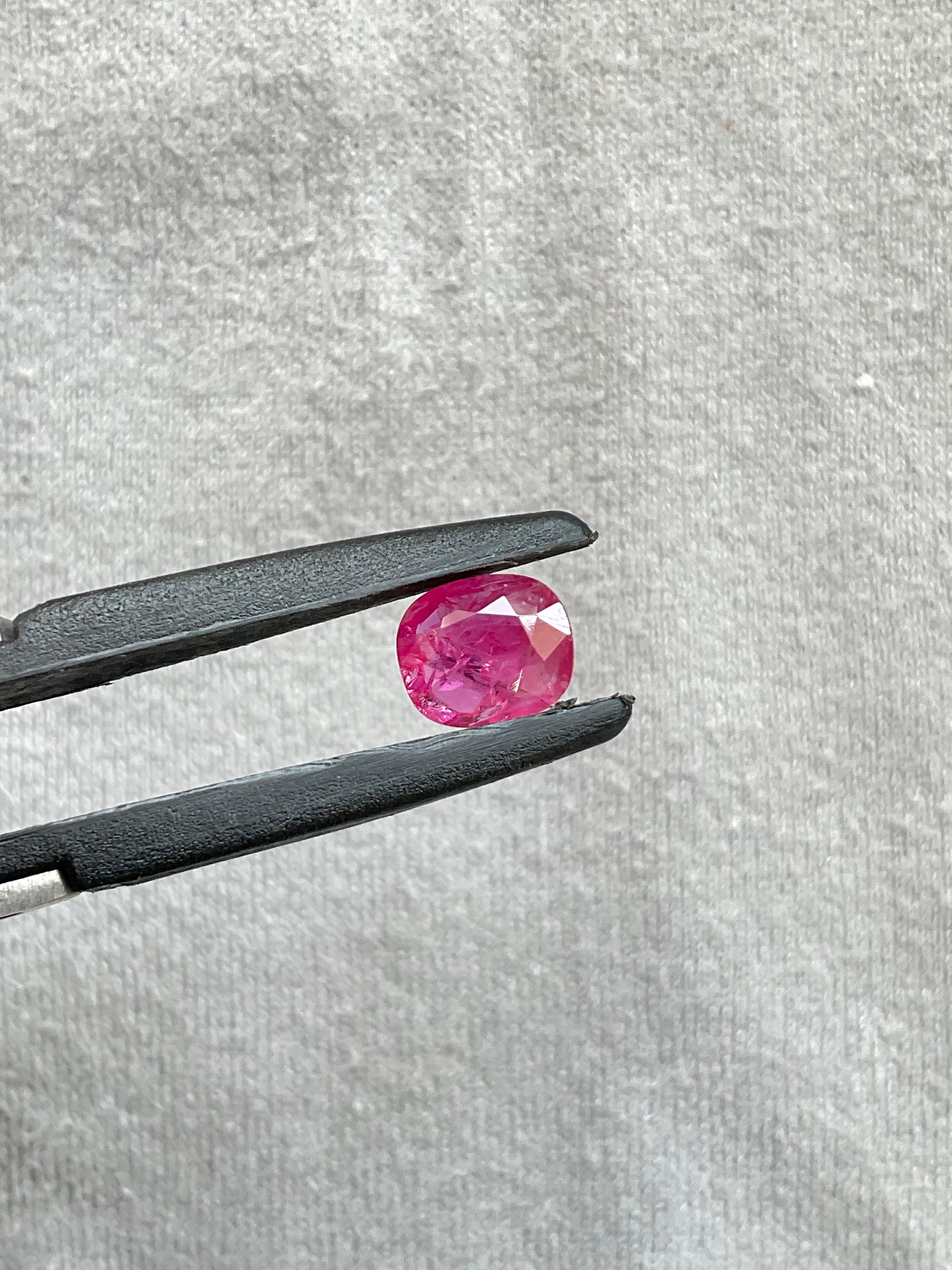 Pierre de rubis du Mozambique certifiée 1.85 carats, taille coussin facettée, non chauffée, naturelle Neuf - En vente à Jaipur, RJ