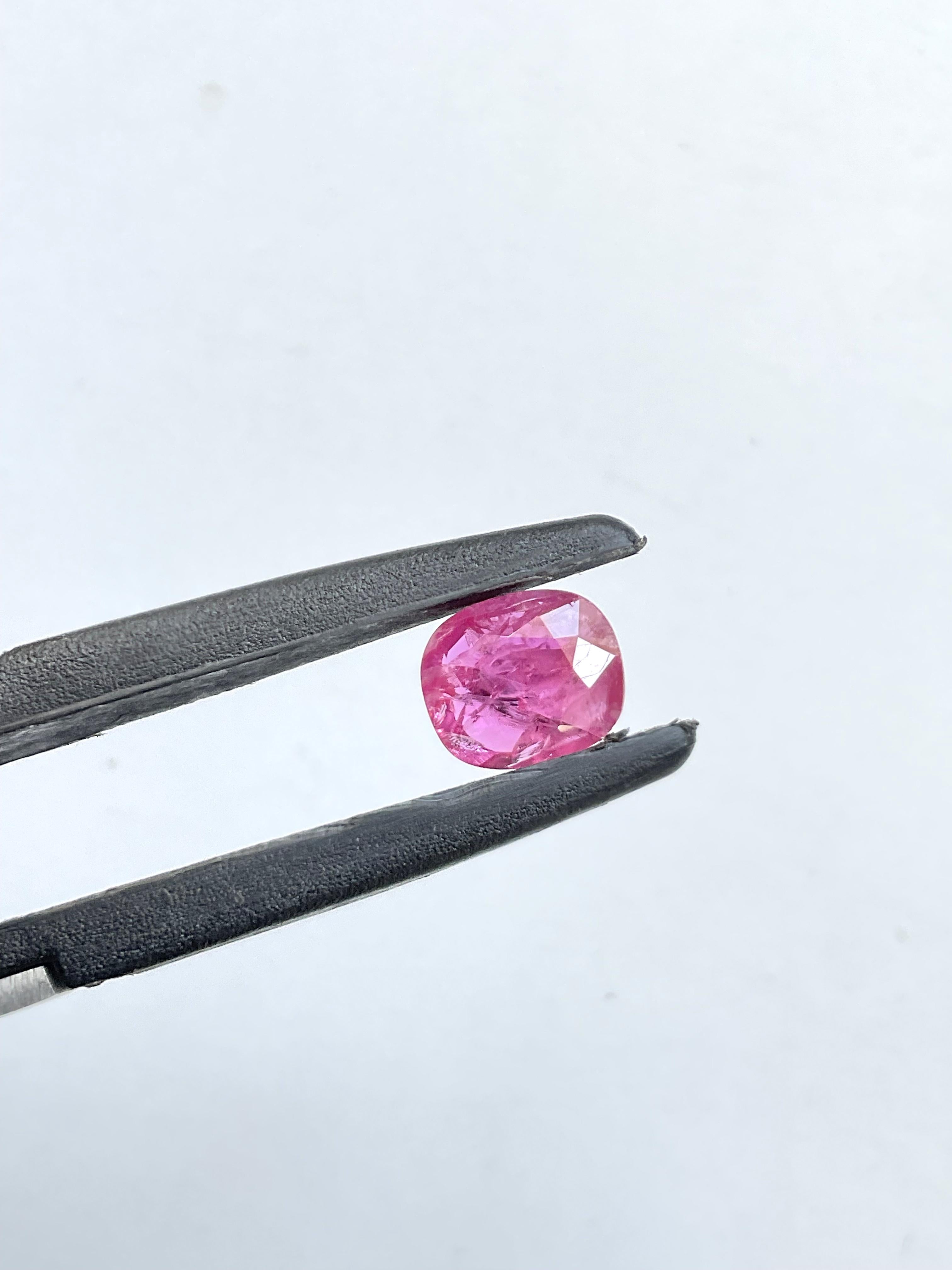 Pierre de rubis du Mozambique certifiée 1.85 carats, taille coussin facettée, non chauffée, naturelle Unisexe en vente